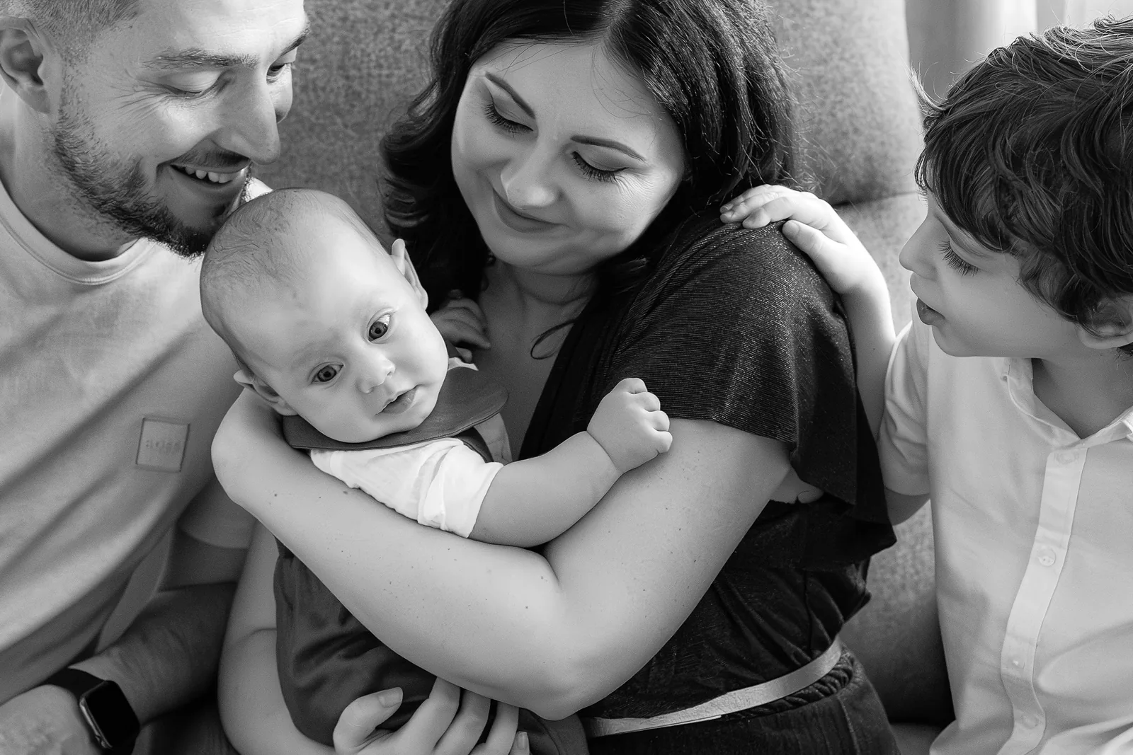 Botezul lui Liam — botez upplace cluj bw familie canapea acasa — fotograf botez