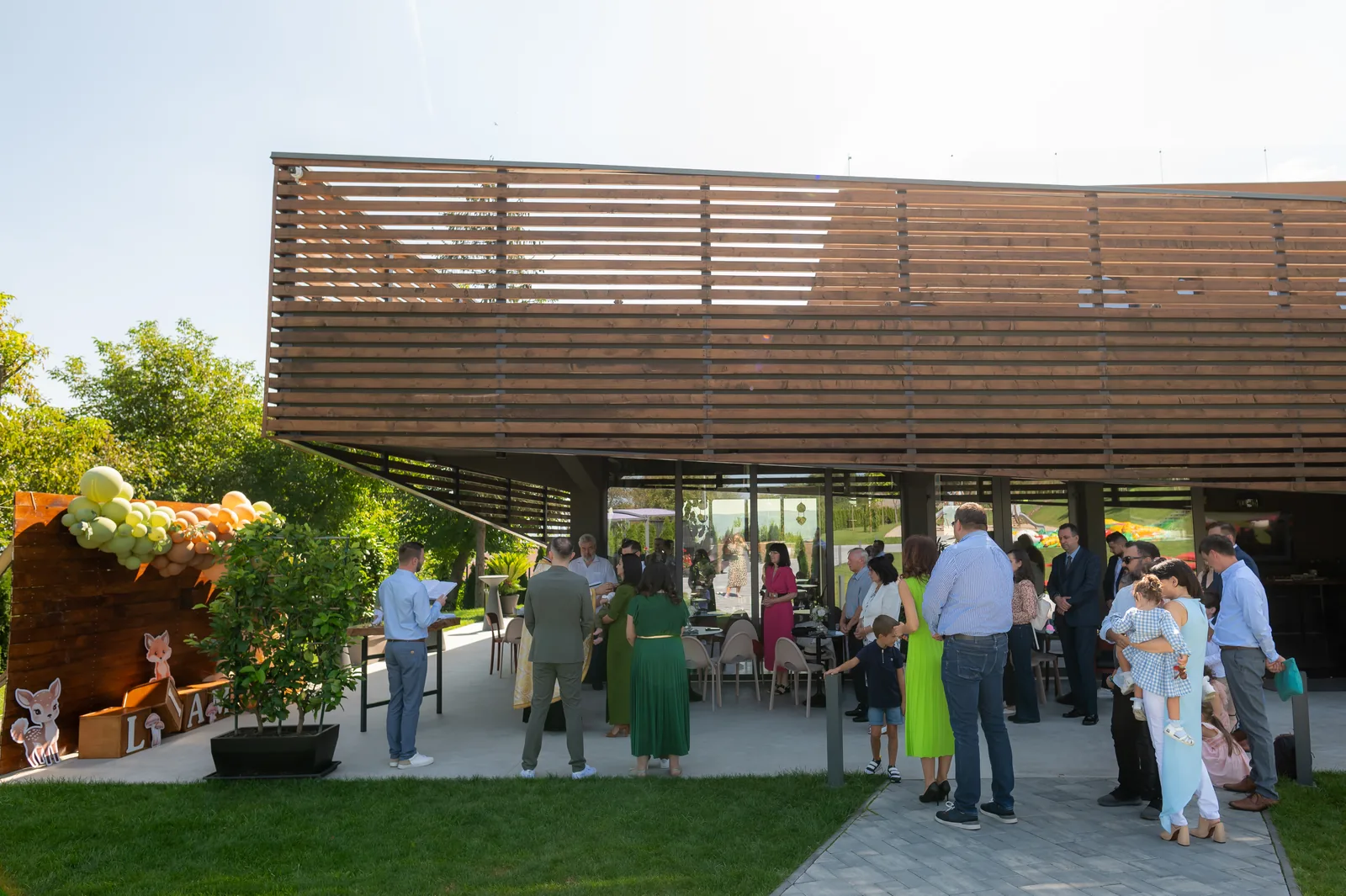 Botezul lui Liam — botez upplace cluj wide arhitectura upplace terasa invitati — fotograf botez