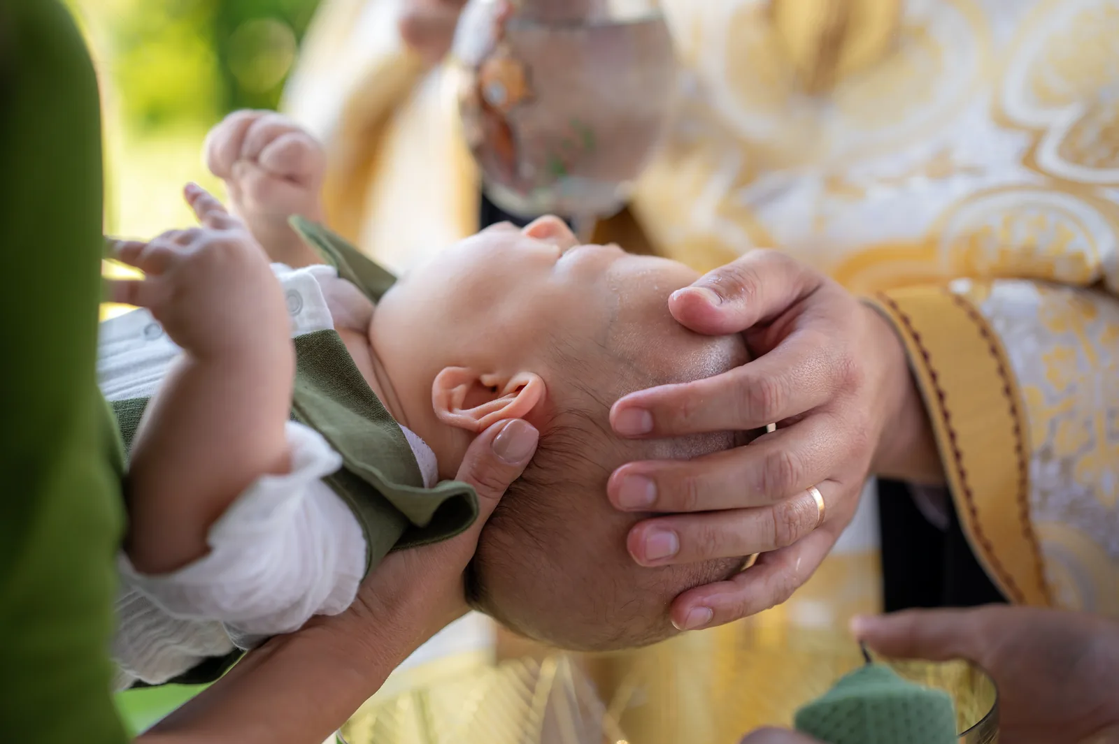 Botezul lui Liam — botez upplace cluj macro mana preot crestet liam — fotograf botez
