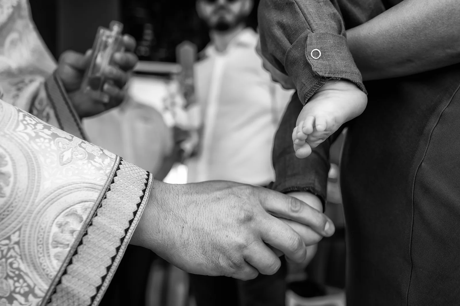 Botezul lui Liam — botez upplace cluj bw macro picior liam maini preot — fotograf botez