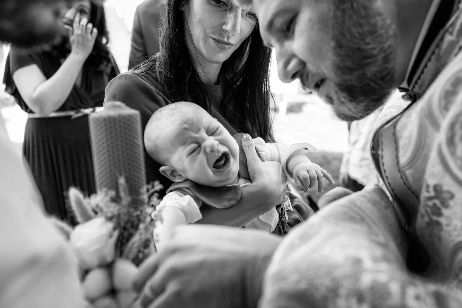 Botezul lui Liam — botez upplace cluj bw liam plange slujba emotie — fotograf botez