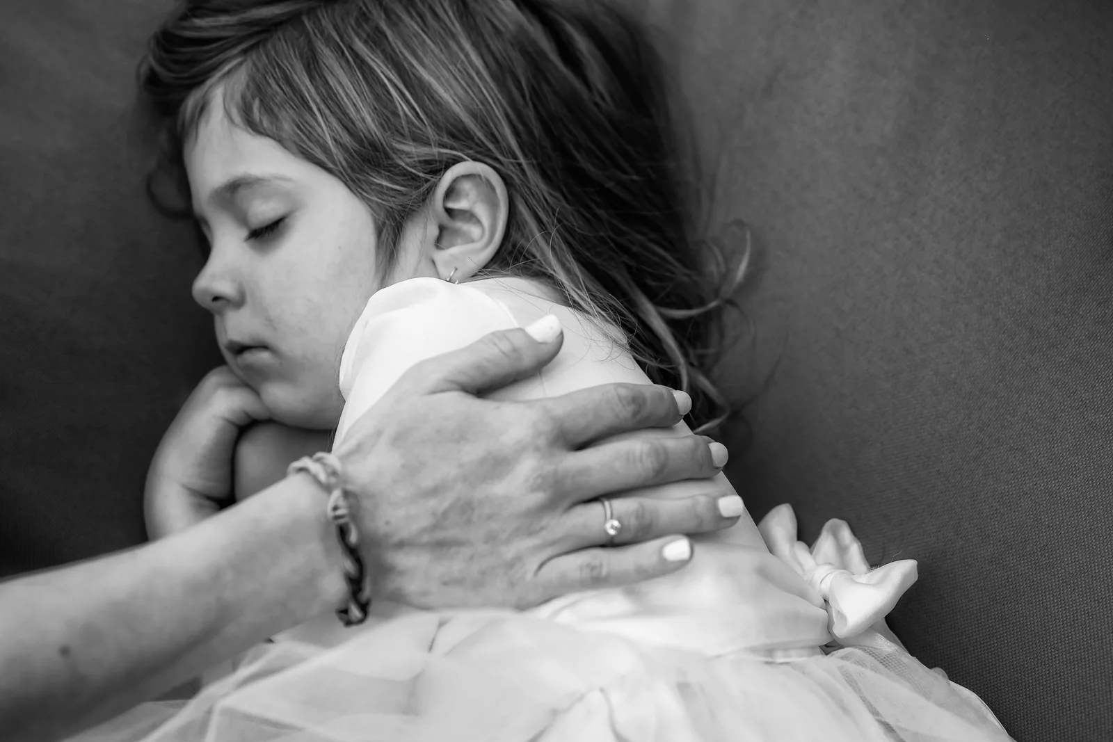 Botezul lui Liam — botez upplace cluj bw fetita adormita tandretee — fotograf botez