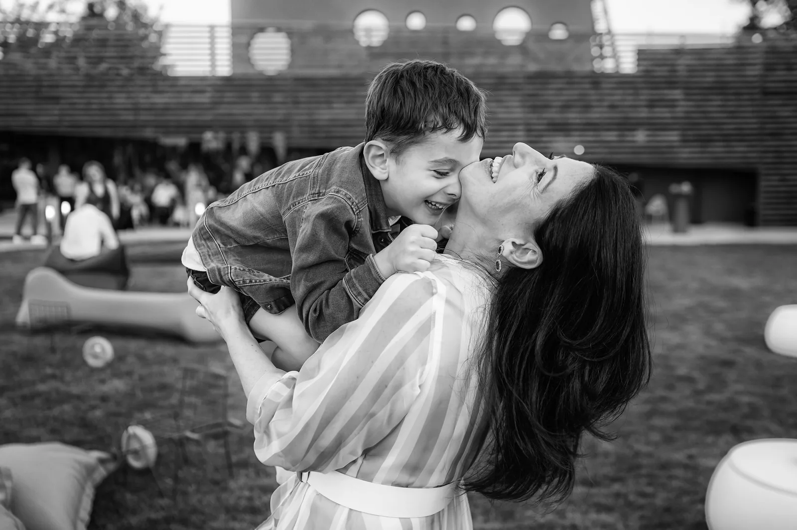 Botezul lui Liam — botez upplace cluj bw mama ridica frate rasete — fotograf botez