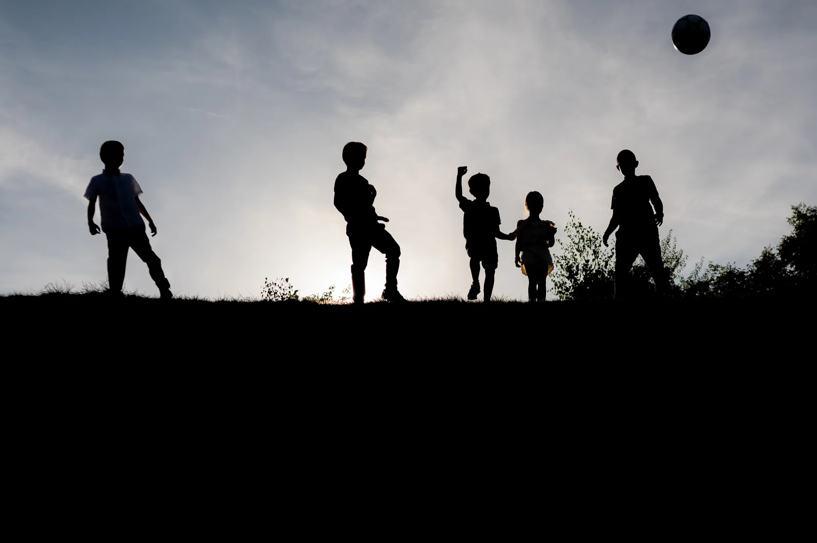 Botezul lui Liam — botez upplace cluj siluete copii fotbal sunset editorial — fotograf botez