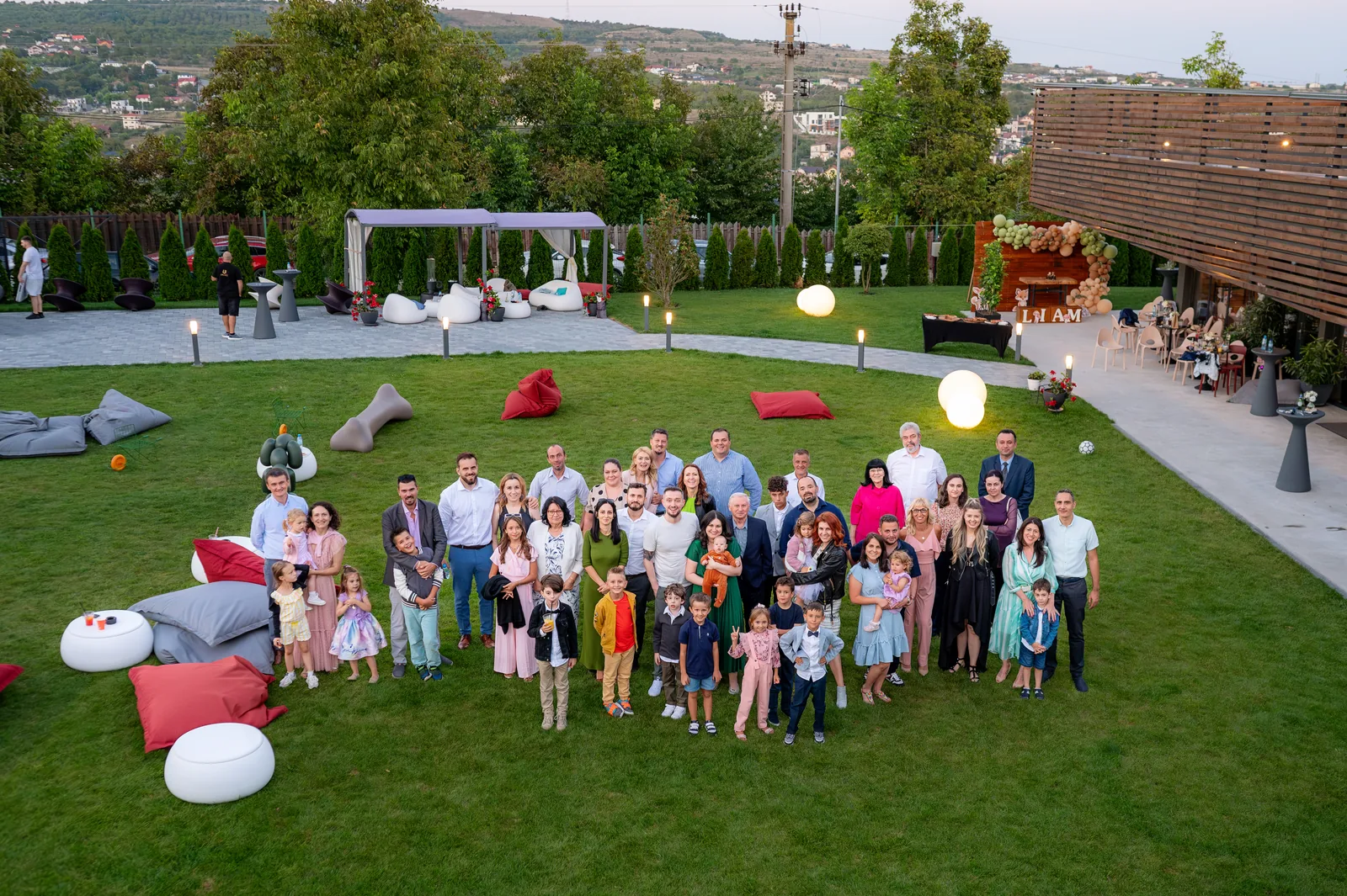 Botezul lui Liam — botez upplace cluj foto grup mare upplace seara — fotograf botez