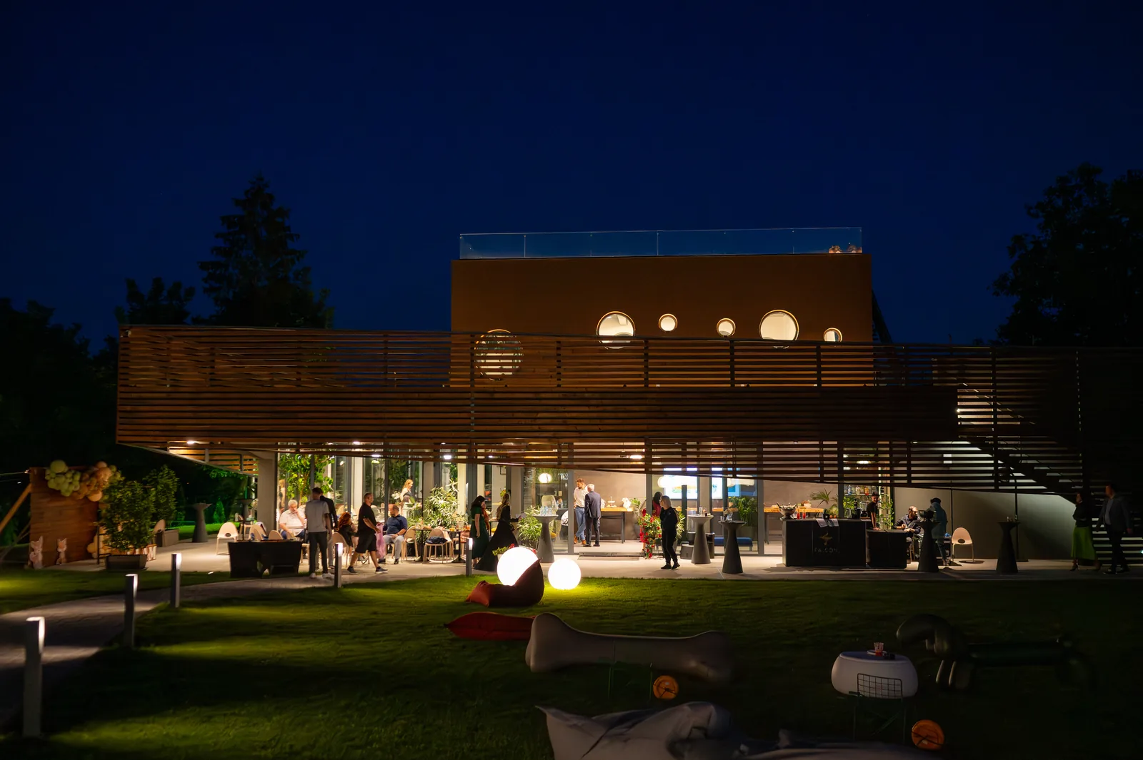 Botezul lui Liam — botez upplace cluj upplace night exterior final — fotograf botez