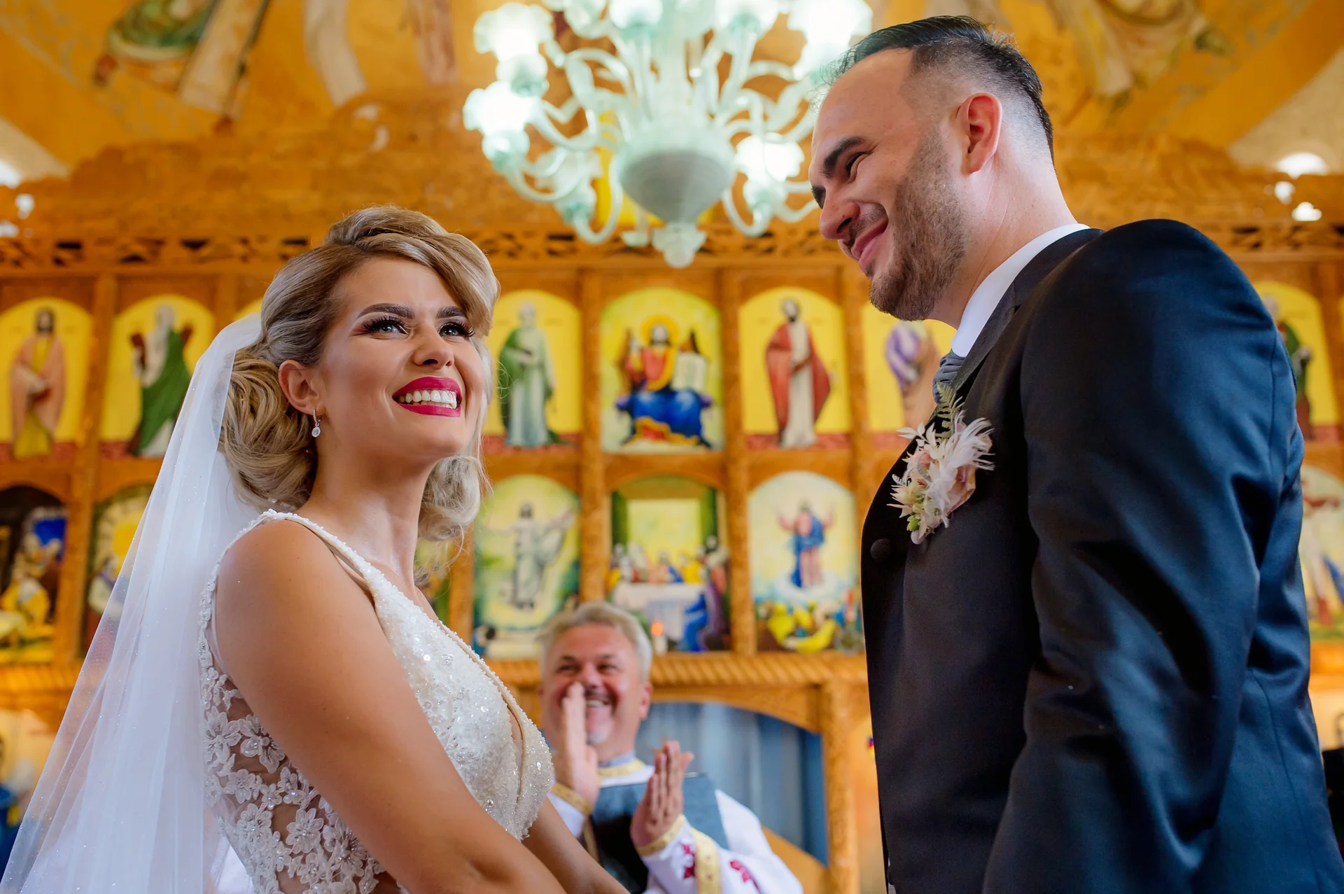 Lorena & Ionuț — nunta rab targu mures gatsby miri coroane aurii preot moment sacru bw intens — fotograf nuntă