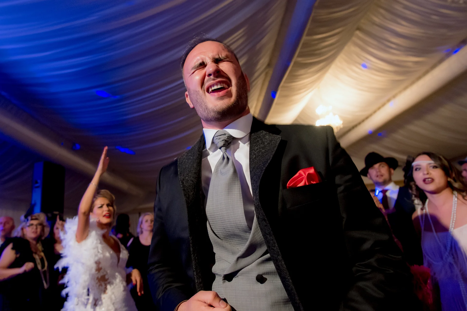 Lorena & Ionuț — nunta rab targu mures gatsby cuplu imbratisare dans lent seara — fotograf nuntă
