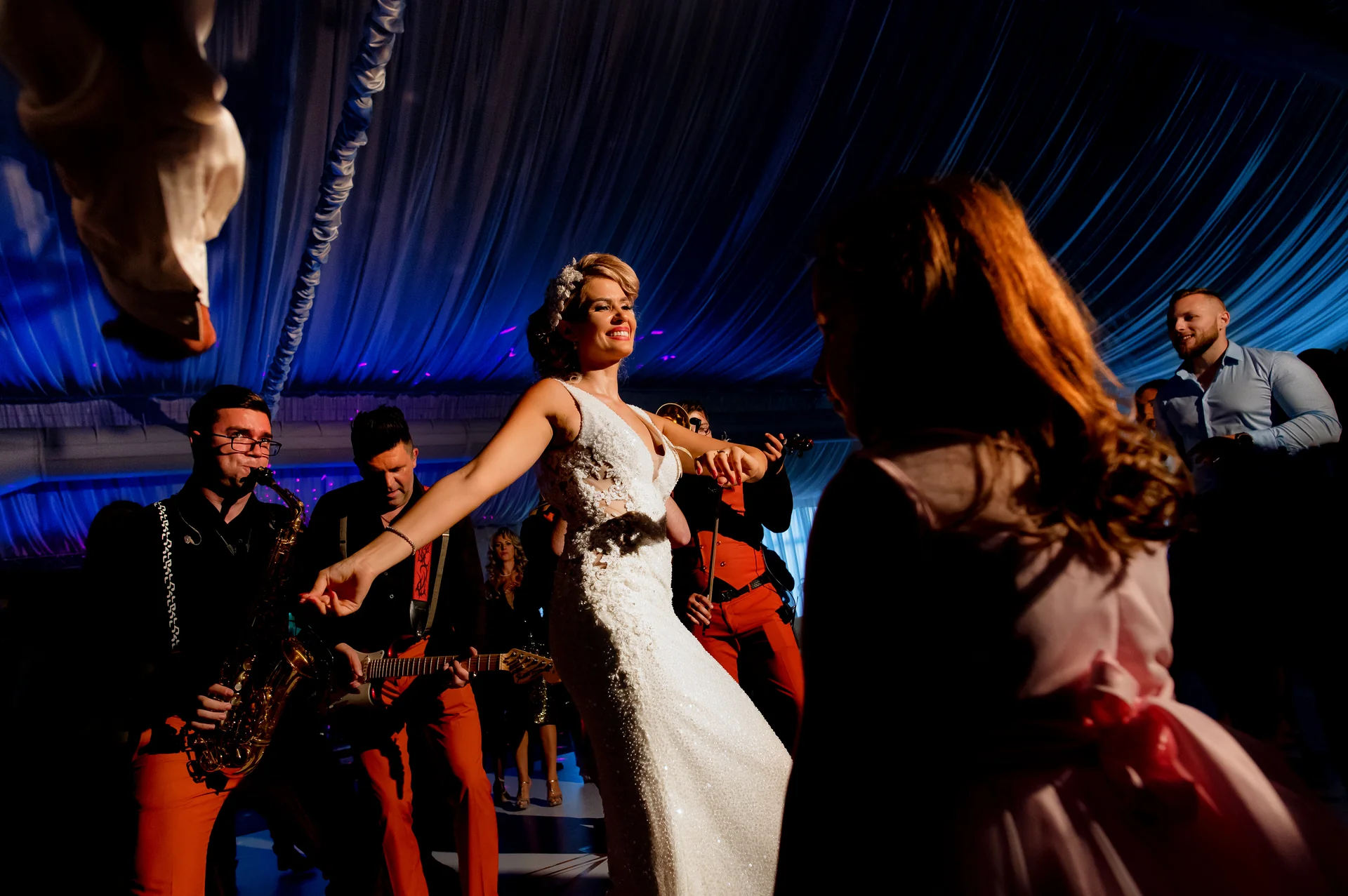 Lorena & Ionuț — nunta rab targu mures gatsby invitati aplauze silueta cort atmosfera candid — fotograf nuntă