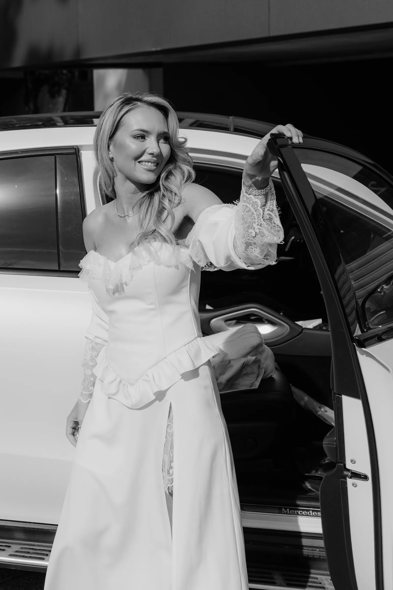 Botezul Lunei — botez radisson blu cluj mama mercedes sosire bw — fotograf botez