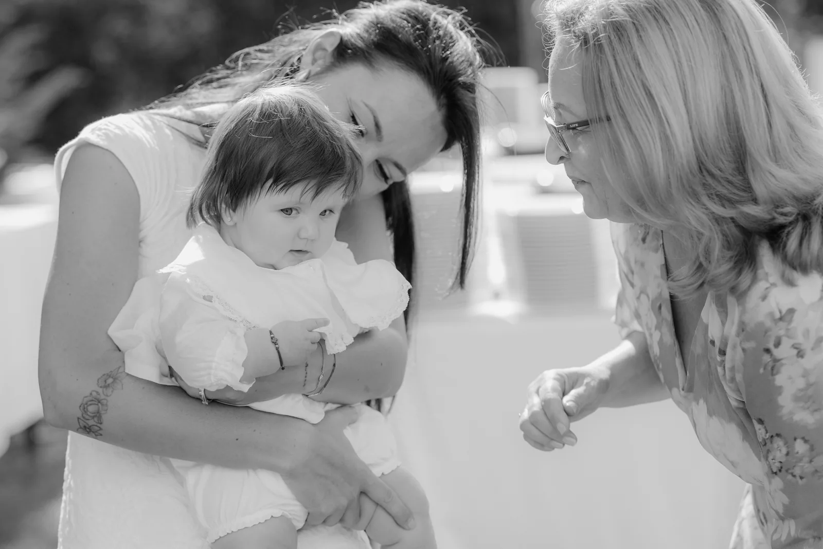 Botezul Lunei — botez radisson blu cluj bunica aplecata tandretee luna bw — fotograf botez