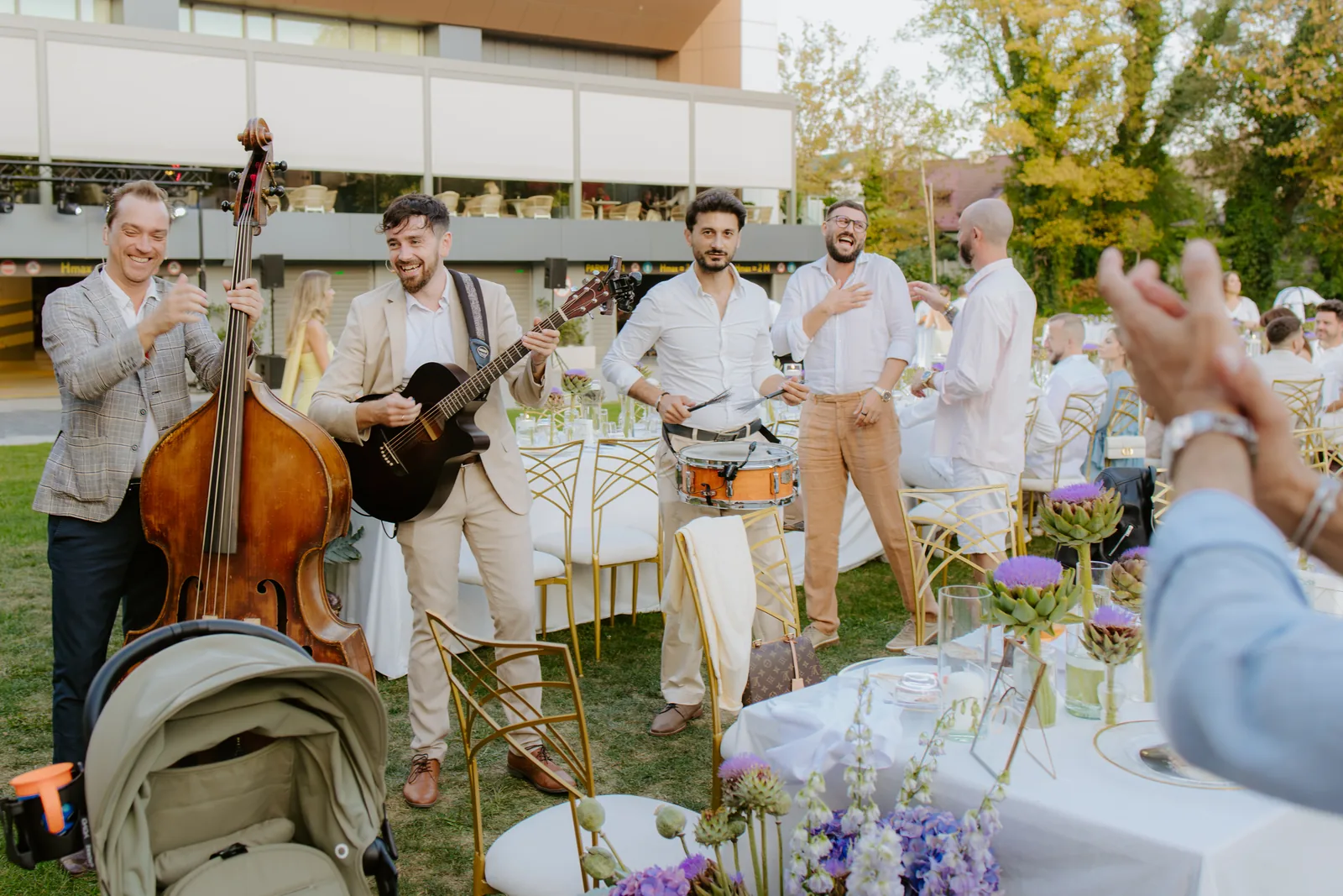 Botezul Lunei — botez radisson blu cluj trupa completa langa mese — fotograf botez