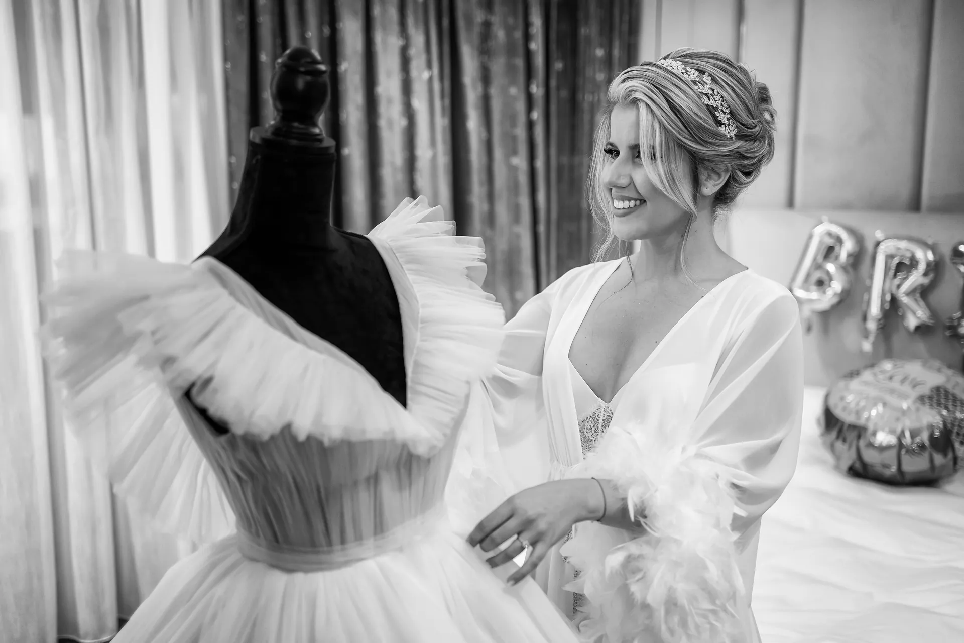 Mădălina & Bogdan — nunta elitis castel banffy cluj mireasa priveste rochia anticipare — fotograf nuntă