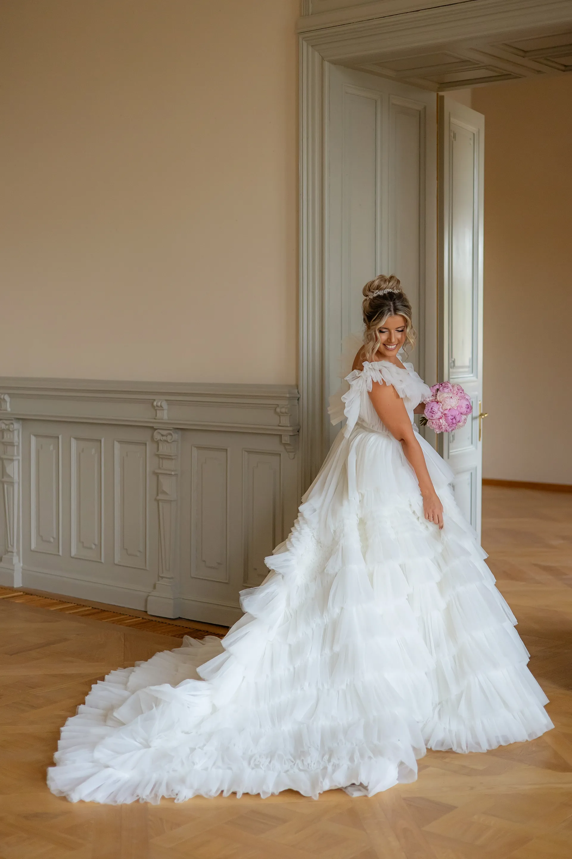Mădălina & Bogdan — nunta elitis castel banffy cluj mireasa trena usa palat banffy — fotograf nuntă
