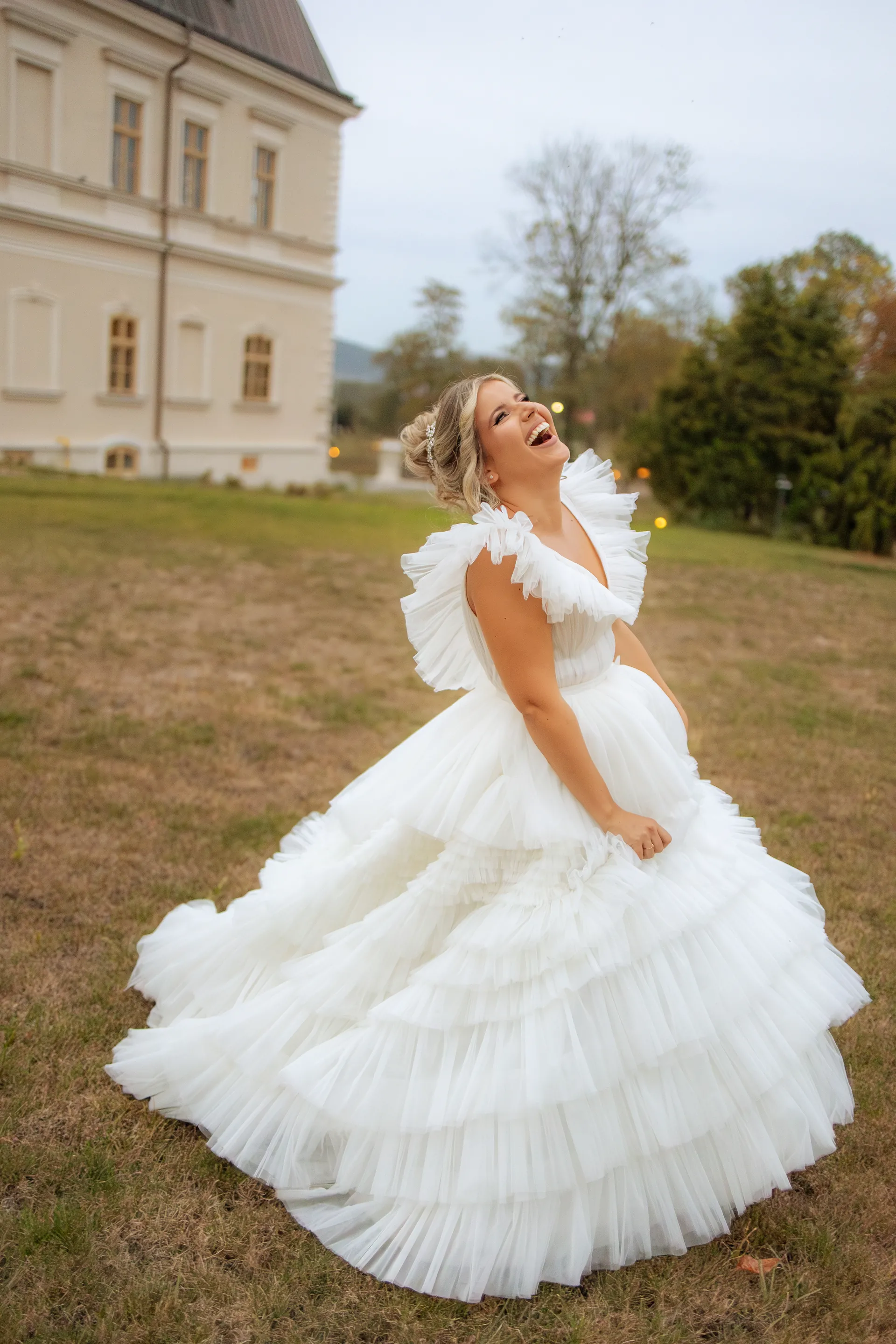 Mădălina & Bogdan — nunta elitis castel banffy cluj mireasa invartire peluza castel — fotograf nuntă