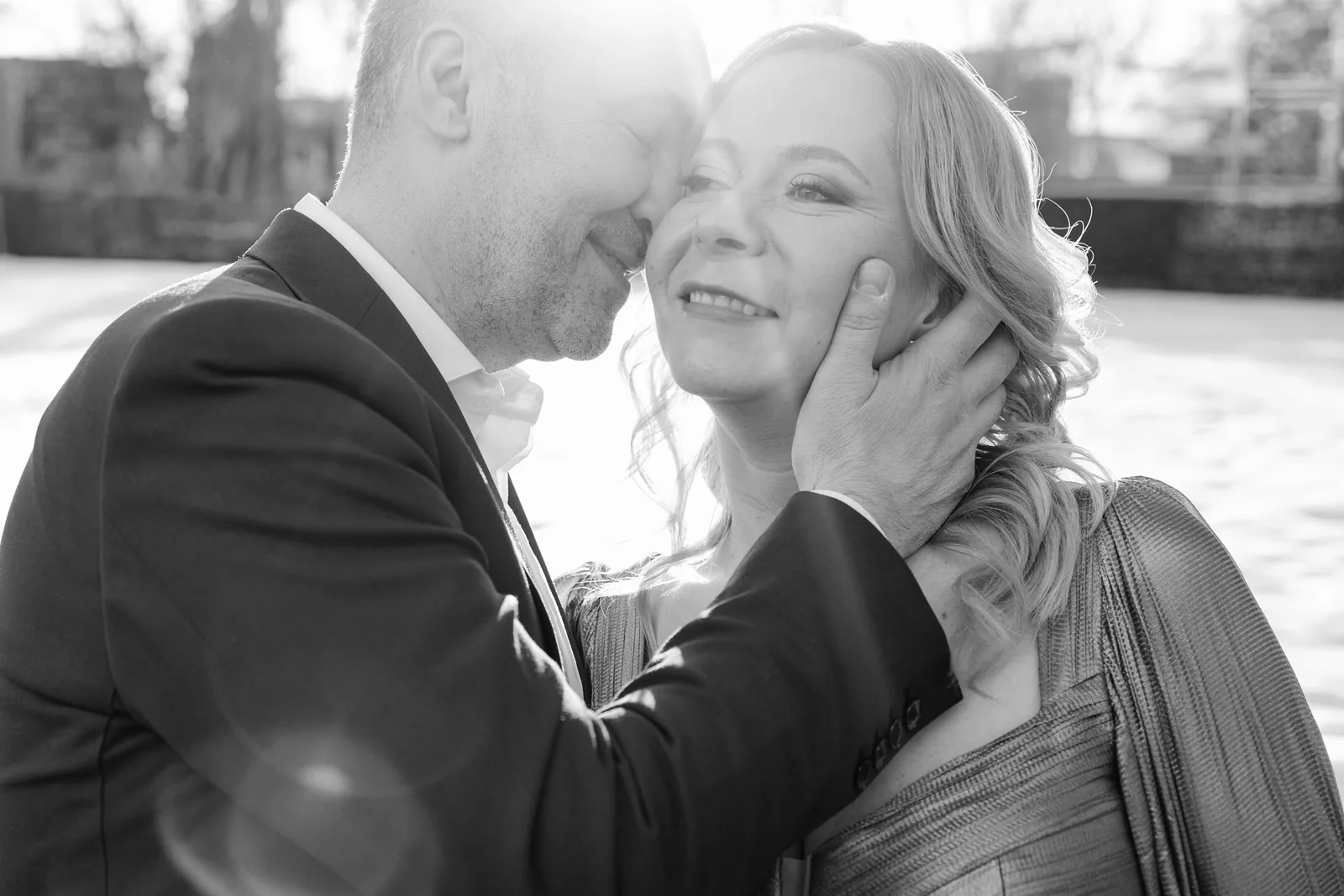 Botezul lui Marc — botez marc radisson blu cluj bw tata saruta mama zapada apus cadru cheie — fotograf botez