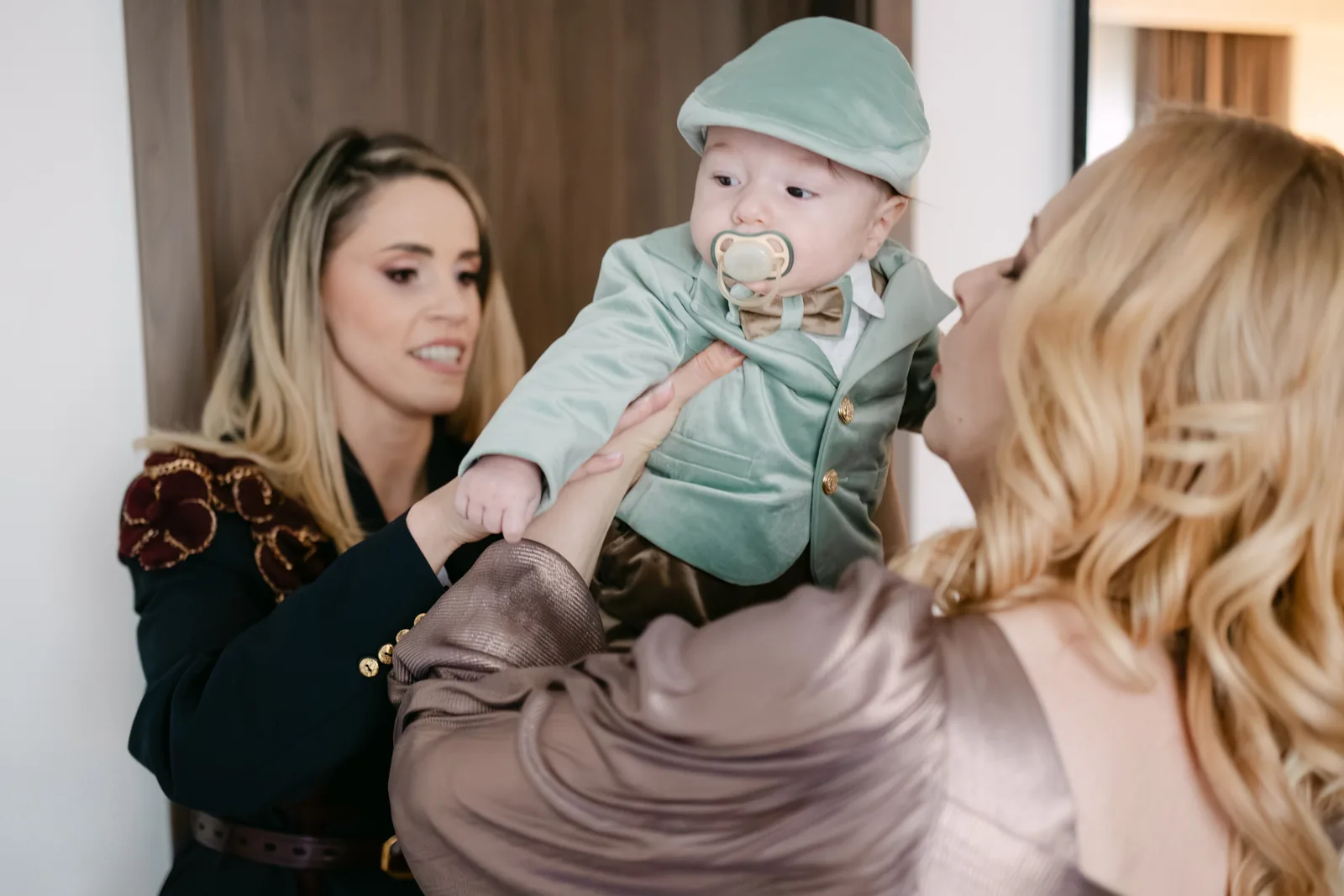 Botezul lui Marc — botez marc radisson blu cluj marc bereta mama nas gata plecare — fotograf botez