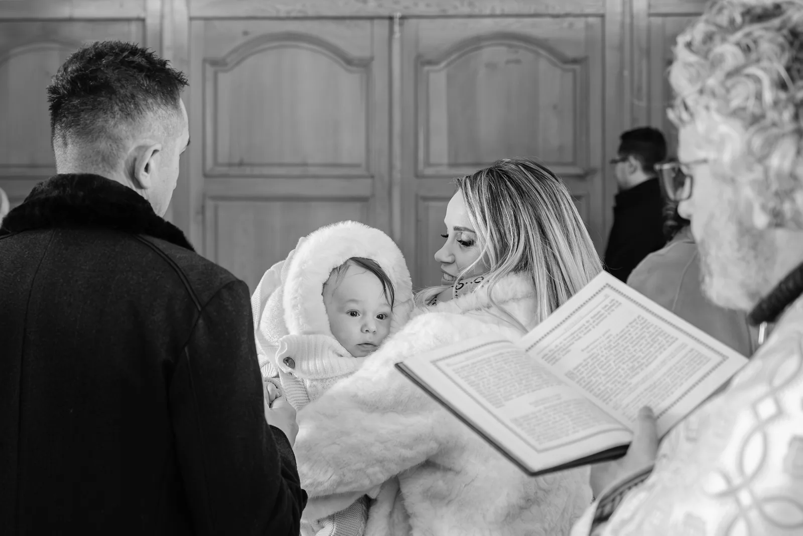 Botezul lui Marc — botez marc radisson blu cluj bw marc mama preot citeste — fotograf botez