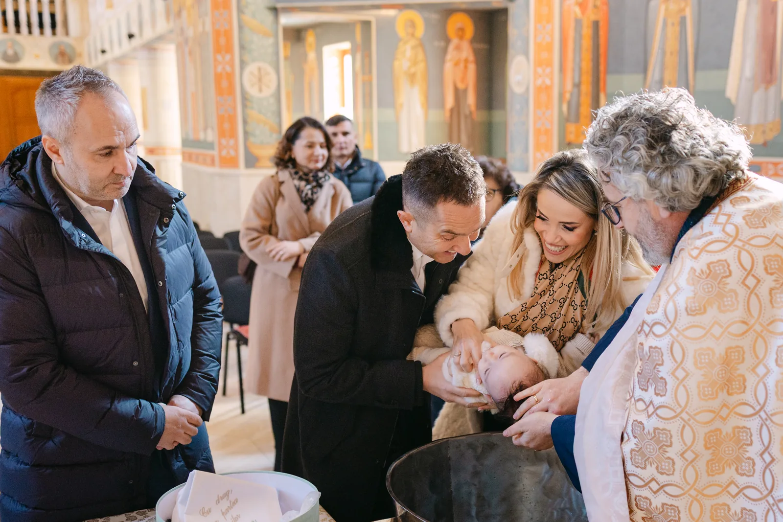 Botezul lui Marc — botez marc radisson blu cluj cristelnita familia preot — fotograf botez