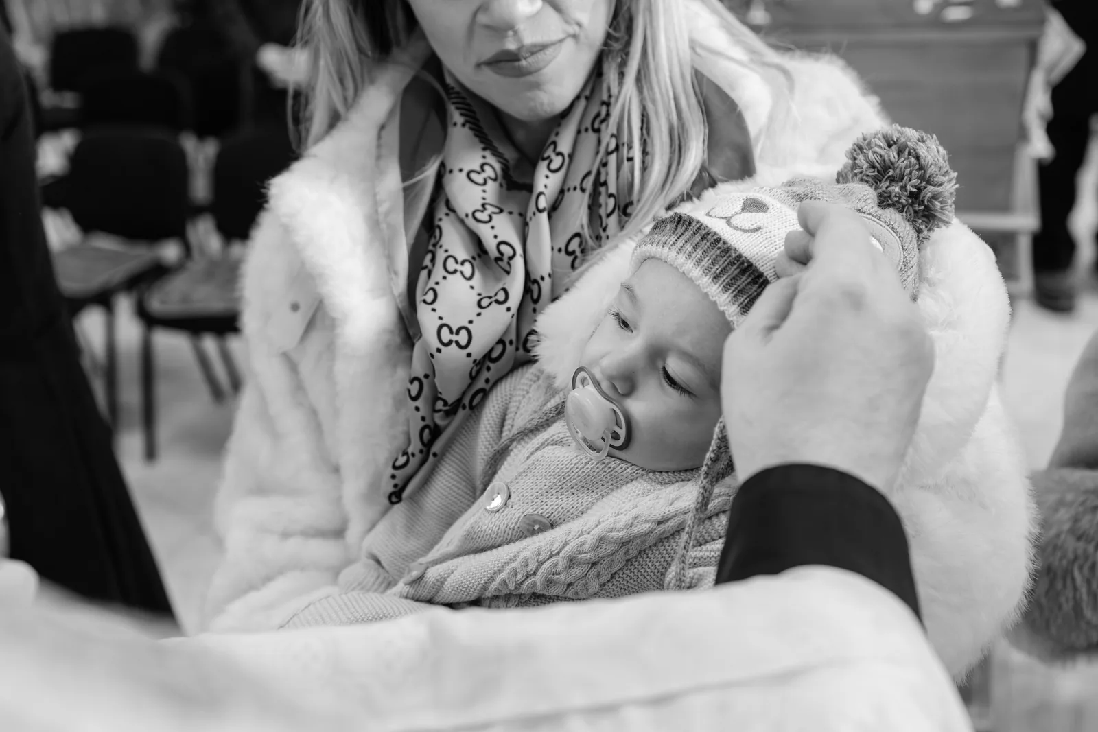 Botezul lui Marc — botez marc radisson blu cluj bw marc adormit bratele mamei — fotograf botez