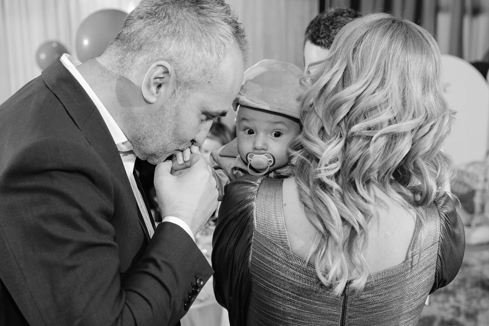 Botezul lui Marc — botez marc radisson blu cluj bw bunic saruta mana marc — fotograf botez