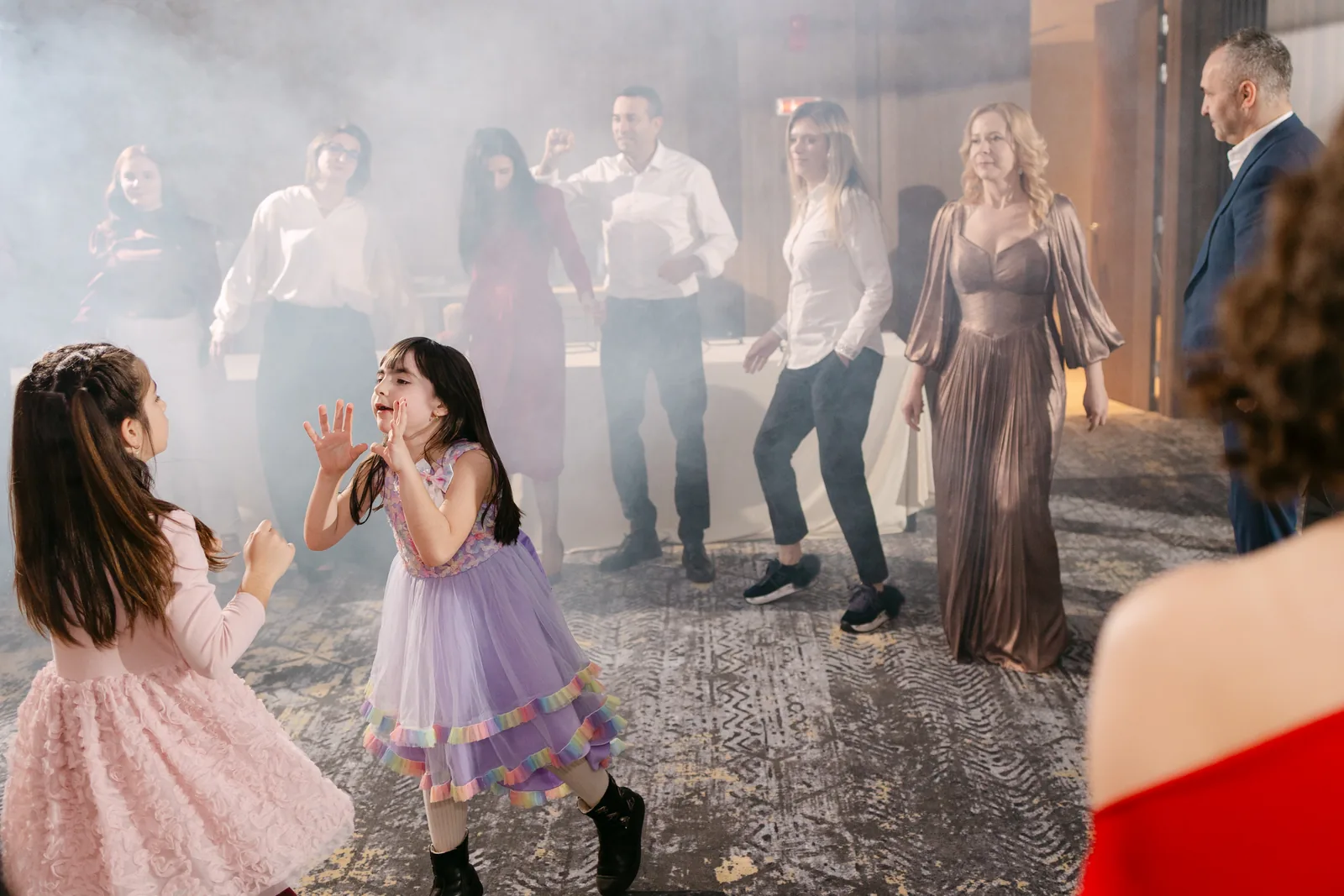 Botezul lui Marc — botez marc radisson blu cluj dans fete fum scena — fotograf botez