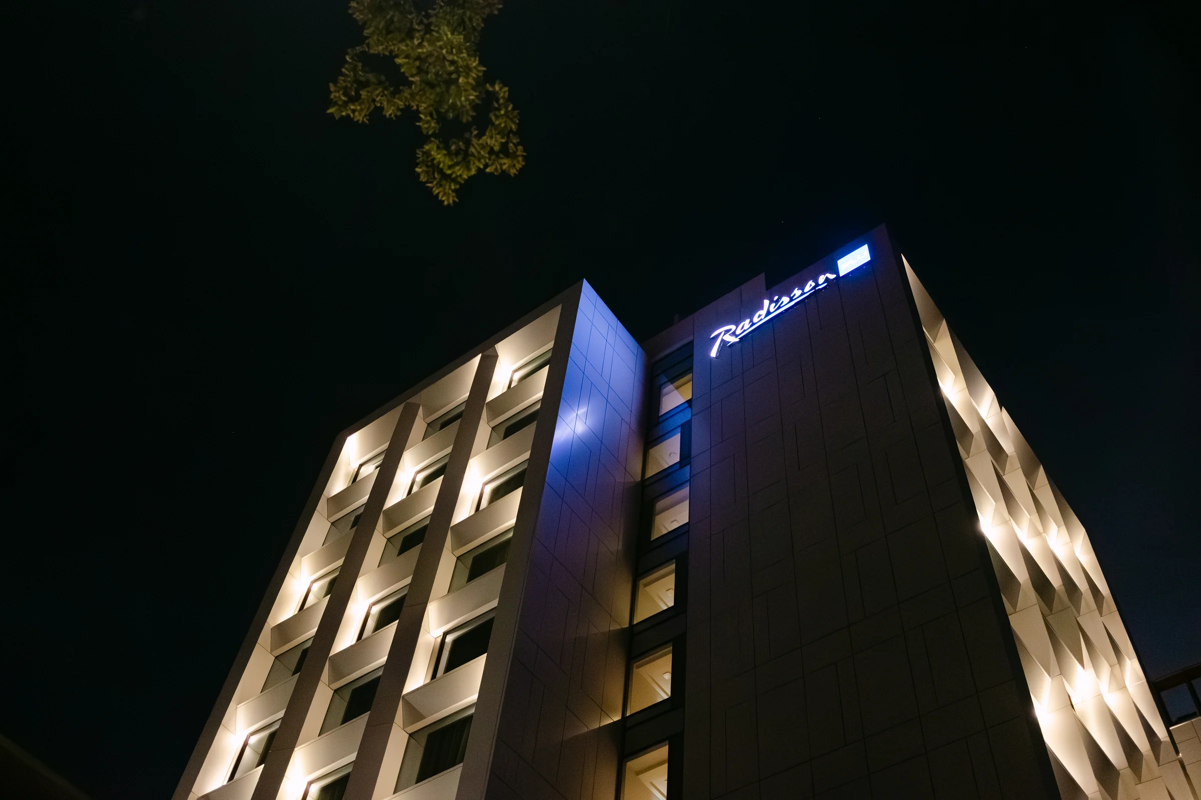 Botezul lui Marc — add 579 marc radisson fatada night neon final closer — fotograf botez