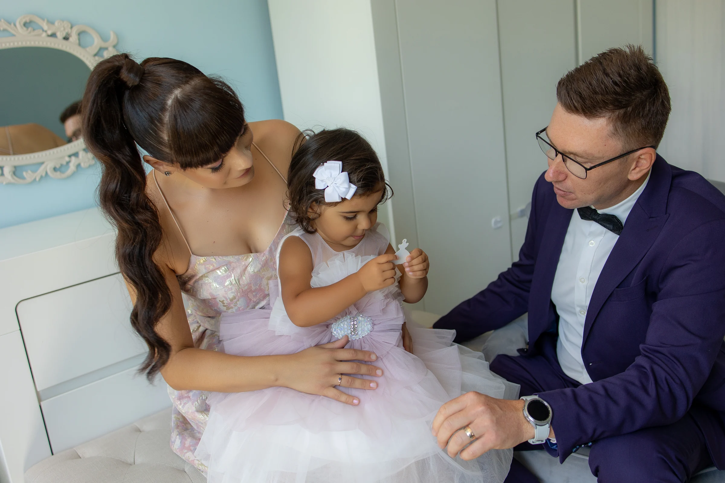 Botezul Mariei Elisabeta — botez maria elisabeta wonderland cluj familie acasa priveste mainile fetita mama tata — fotograf botez