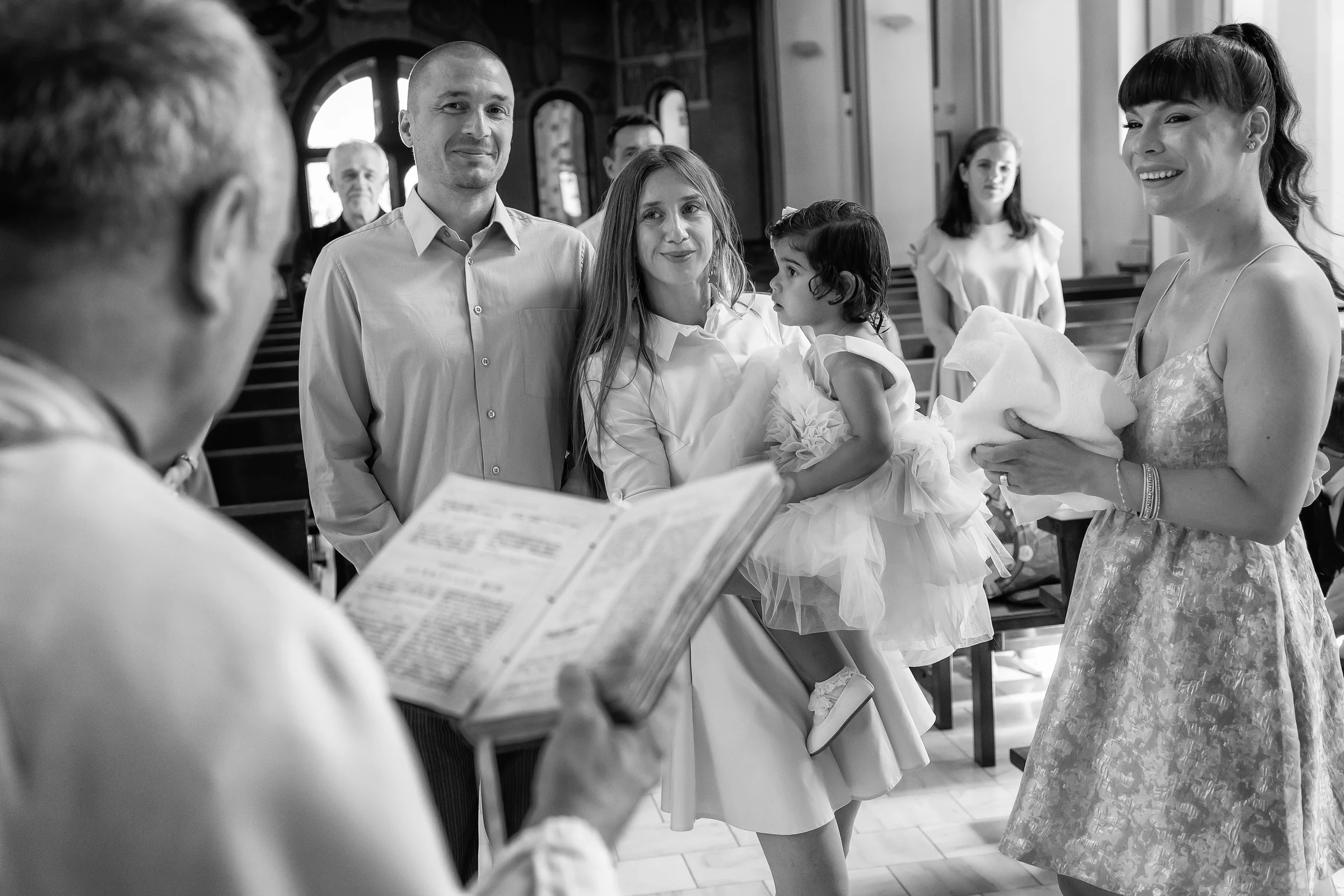 Botezul Mariei Elisabeta — botez maria elisabeta wonderland cluj bw familie preot carte rasete zi mare — fotograf botez