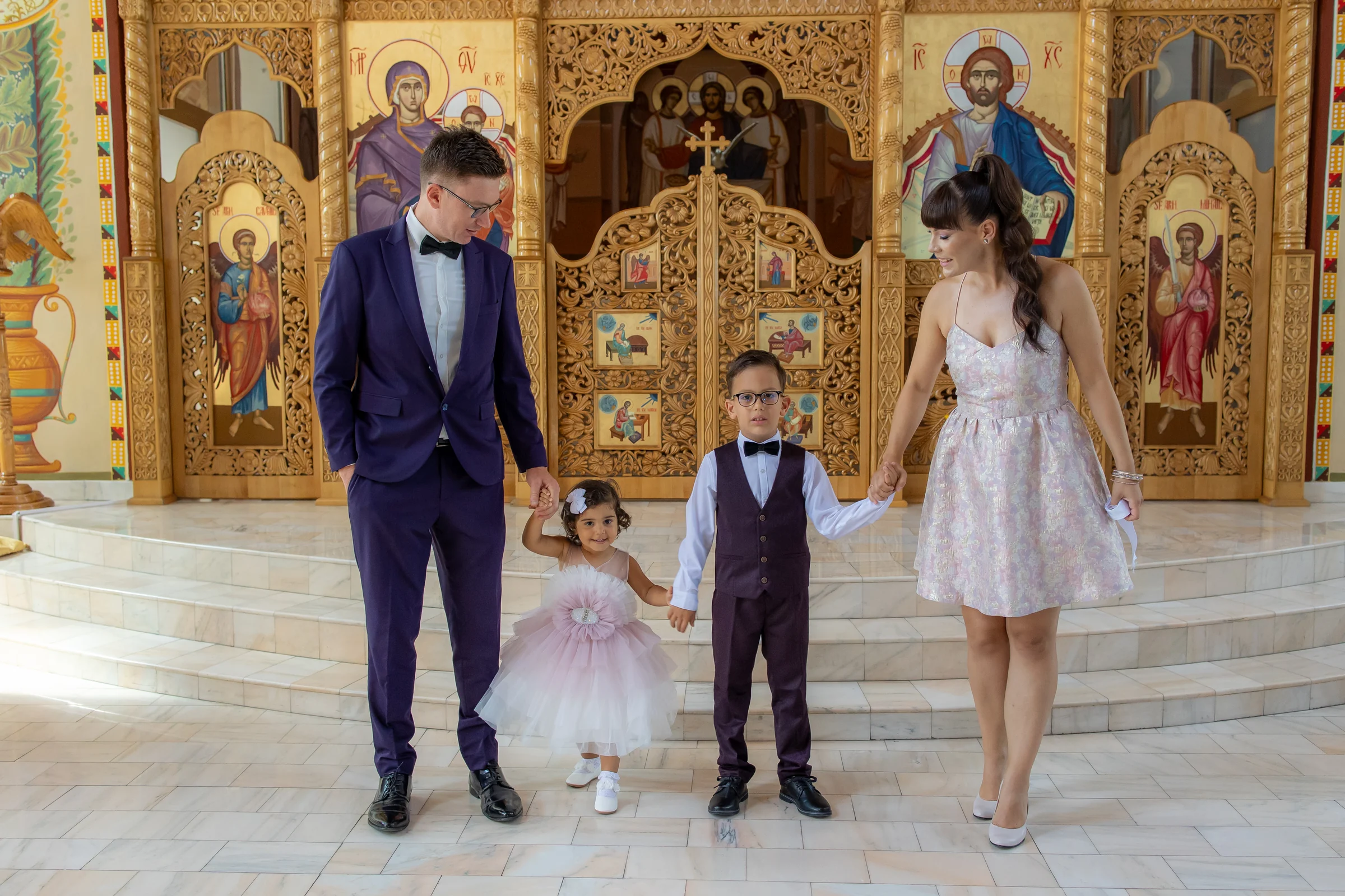 Botezul Mariei Elisabeta — botez maria elisabeta wonderland cluj familie coboara trepte altar iconostas aurit — fotograf botez