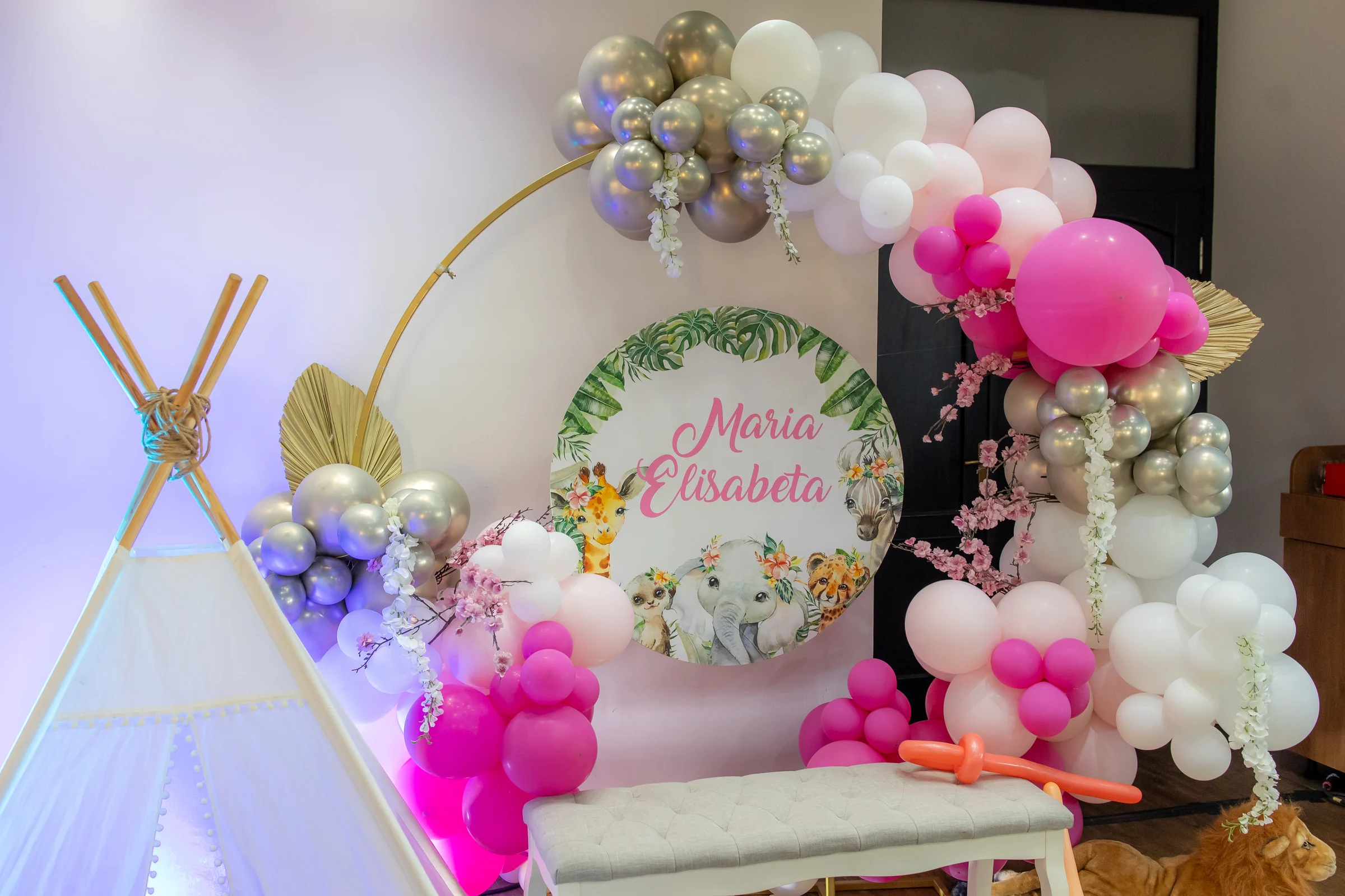 Botezul Mariei Elisabeta — botez maria elisabeta wonderland cluj backdrop safari balloon arch teepee wonderland — fotograf botez