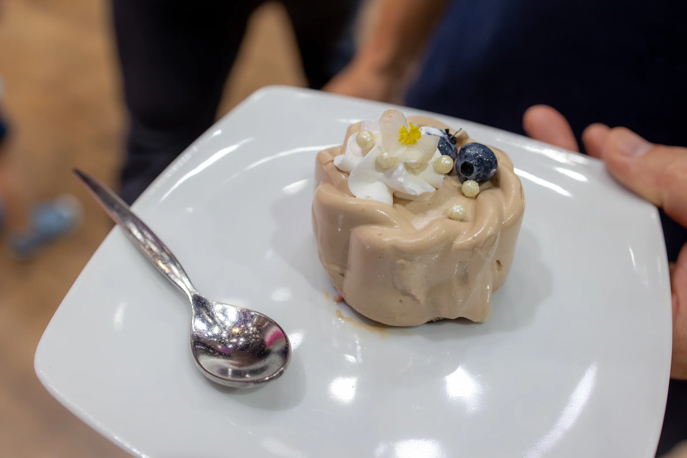 Botezul Mariei Elisabeta — botez maria elisabeta wonderland cluj detaliu desert mousse flori fructe wonderland — fotograf botez