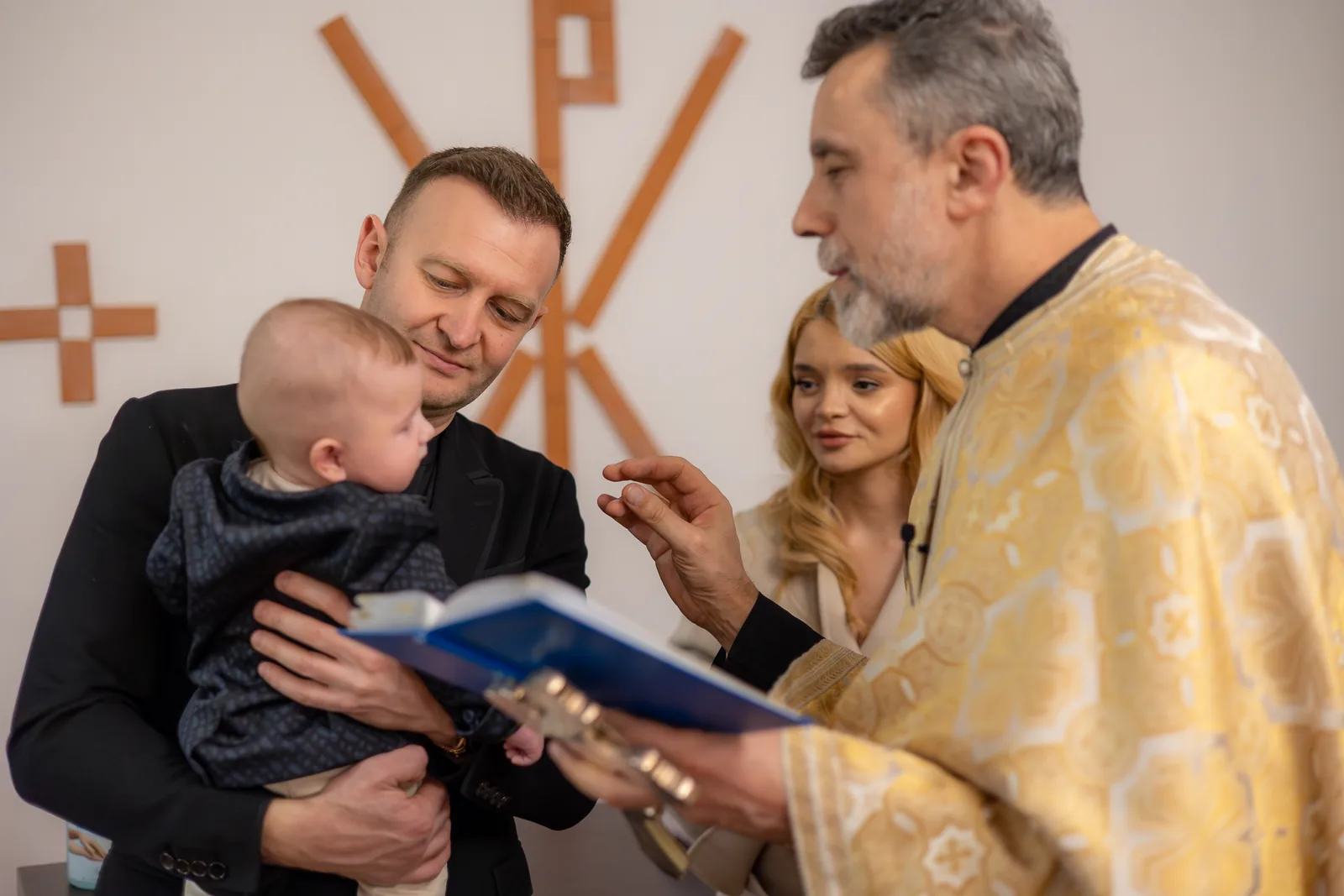 Botezul lui Mark — botez vibre ce lavie cluj preot citeste mama plan secund — fotograf botez