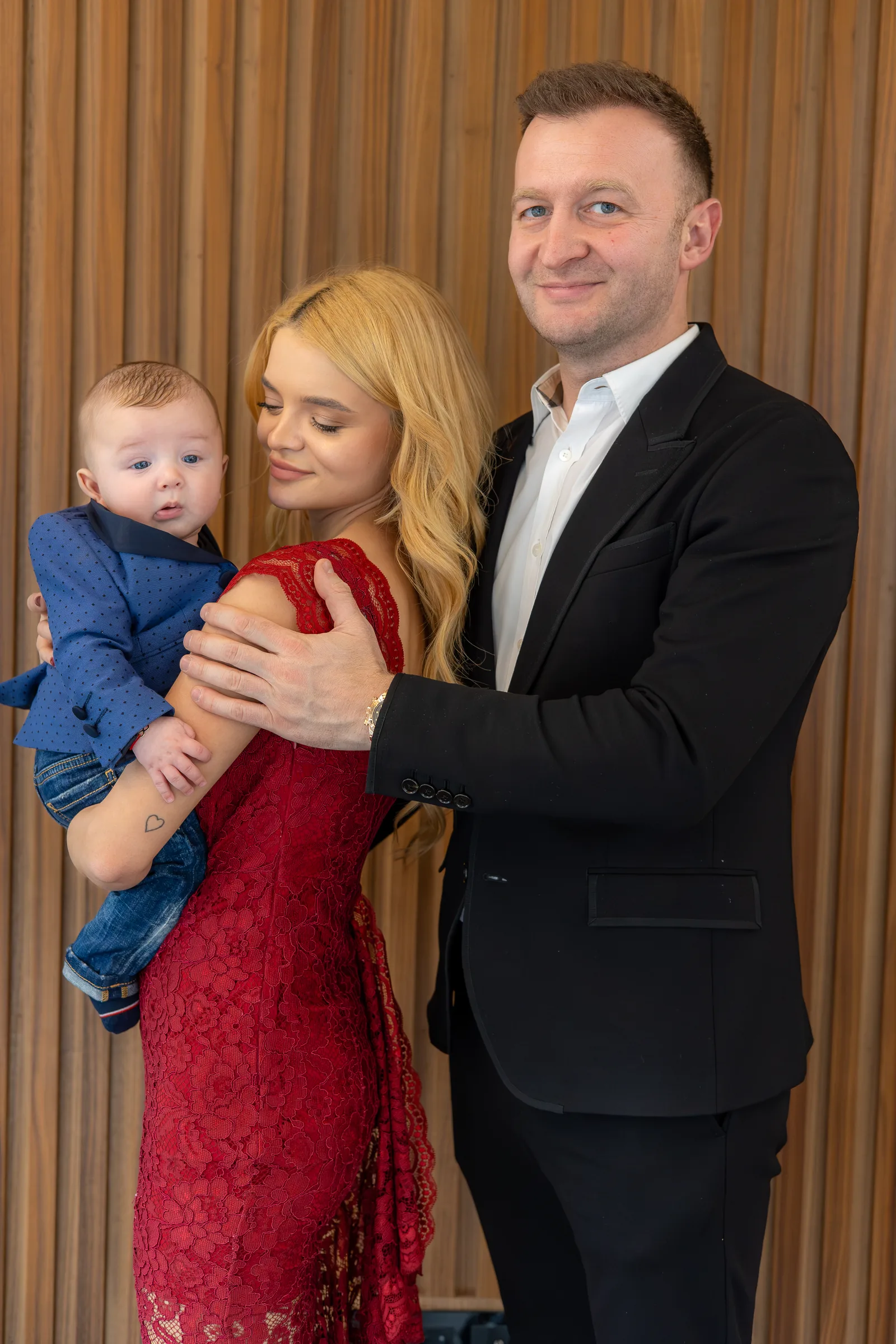 Botezul lui Mark — botez vibre ce lavie cluj parinti mark rochia rosie lambriu — fotograf botez