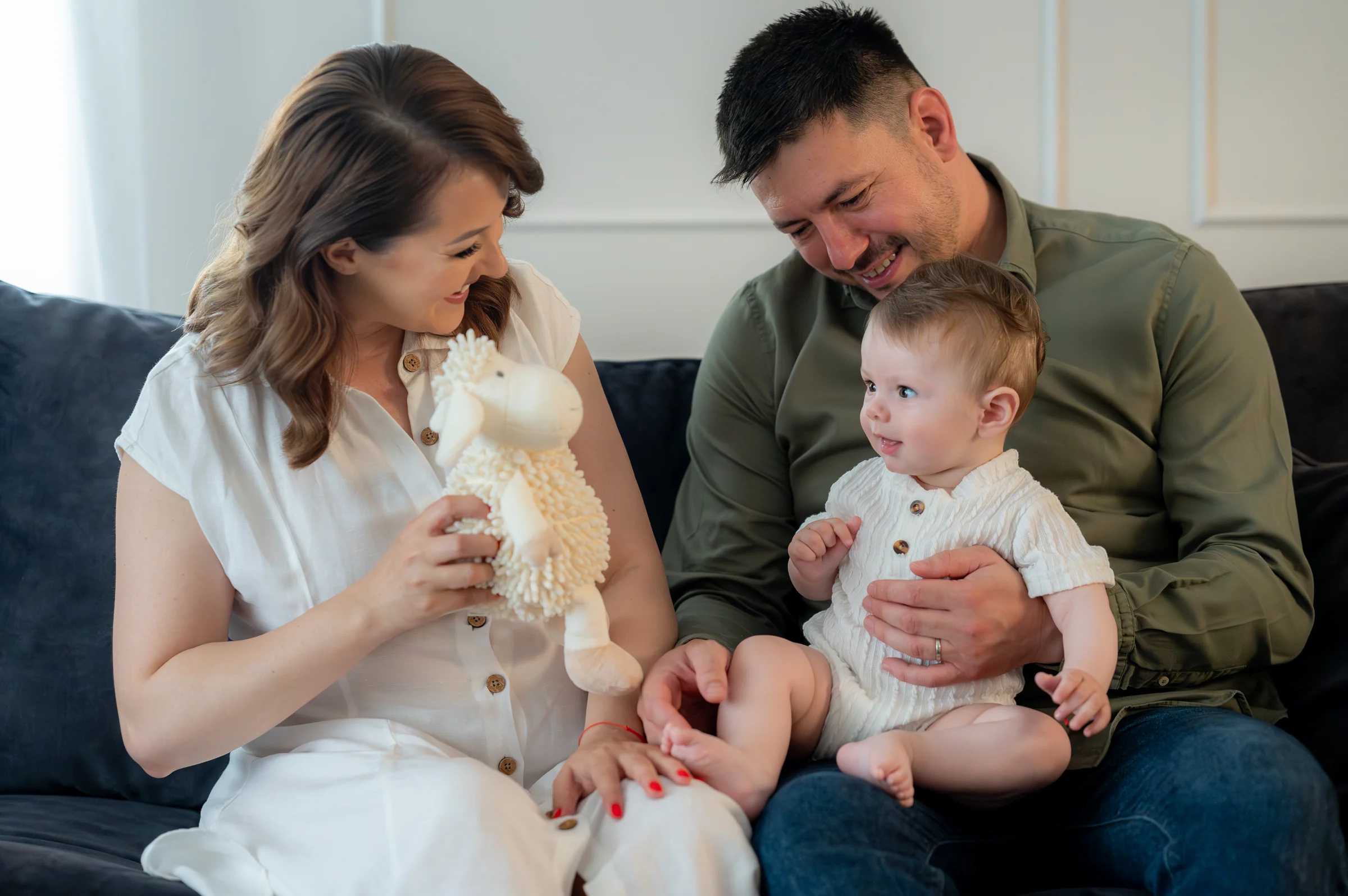 Botezul lui Mateo — botez mateo davinci cluj acasa familie canapea oita tricotata candid — fotograf botez