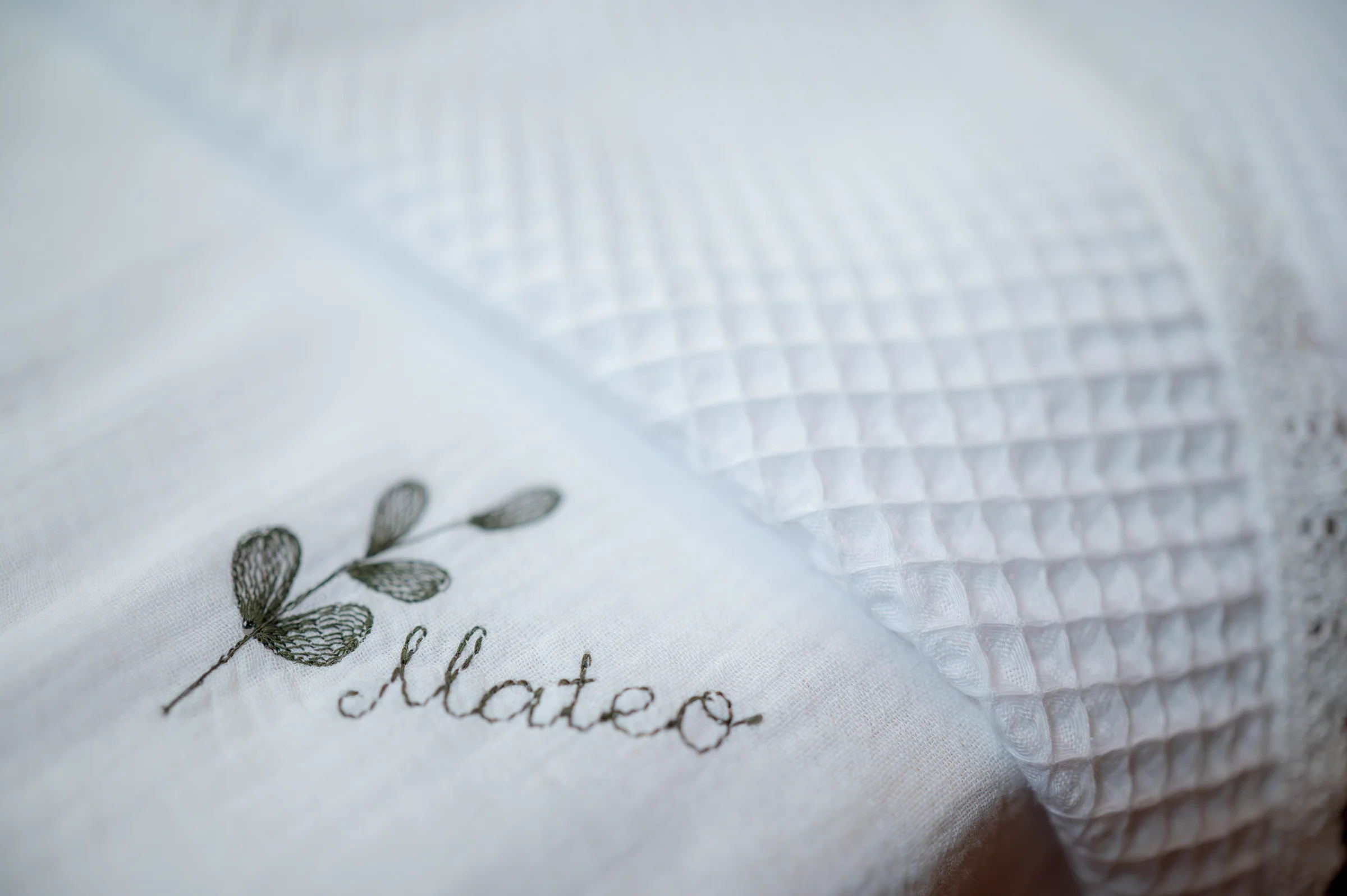 Botezul lui Mateo — botez mateo davinci cluj prosop broderie mateo libelula detaliu intim — fotograf botez