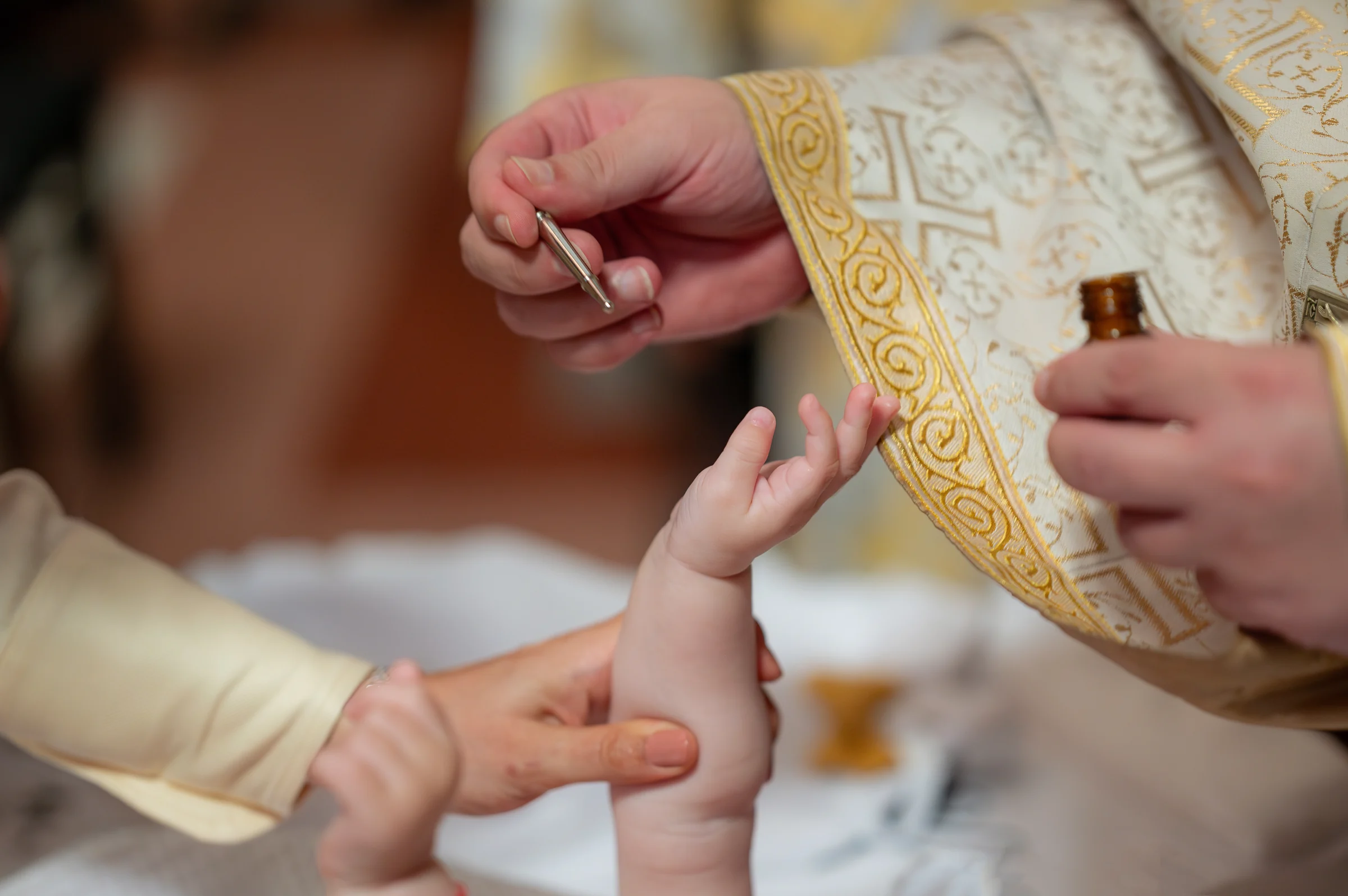 Botezul lui Mateo — botez mateo davinci cluj mana preot mateo piciorus anointing vesmant aurit — fotograf botez