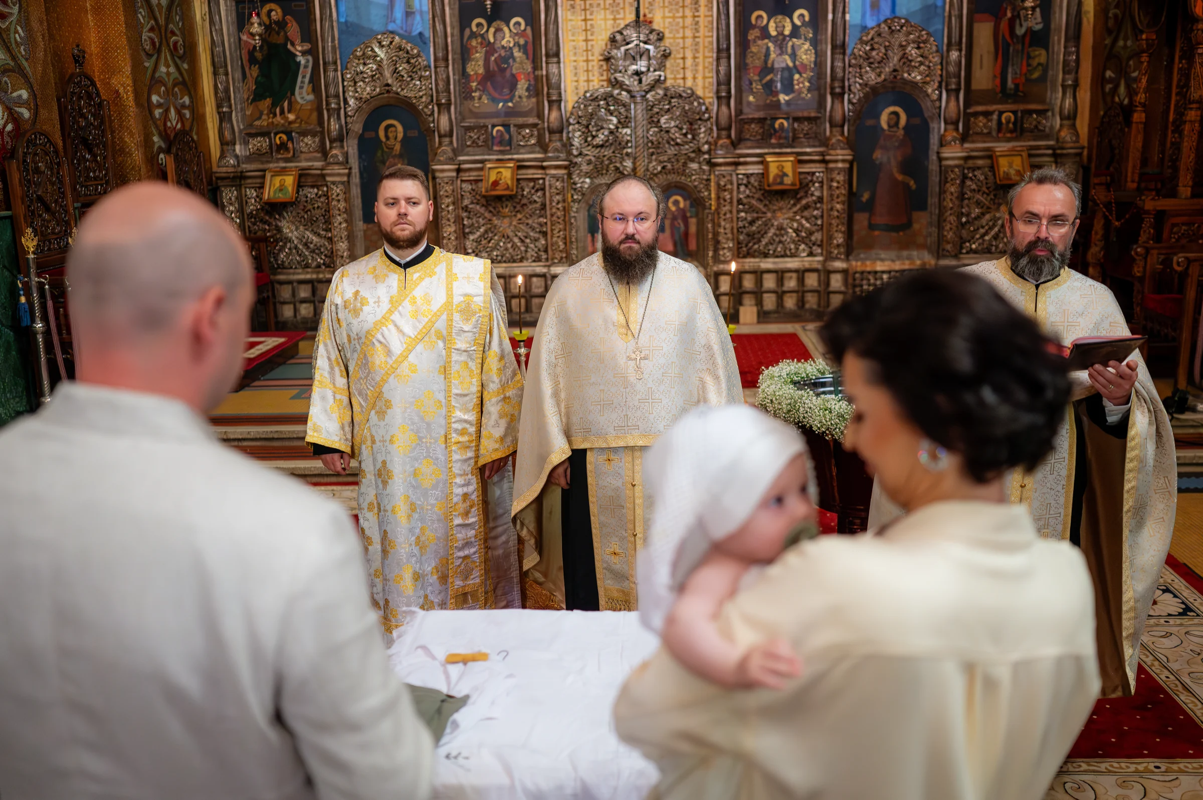 Botezul lui Mateo — botez mateo davinci cluj trei preoti altar iconostas aurit wide — fotograf botez