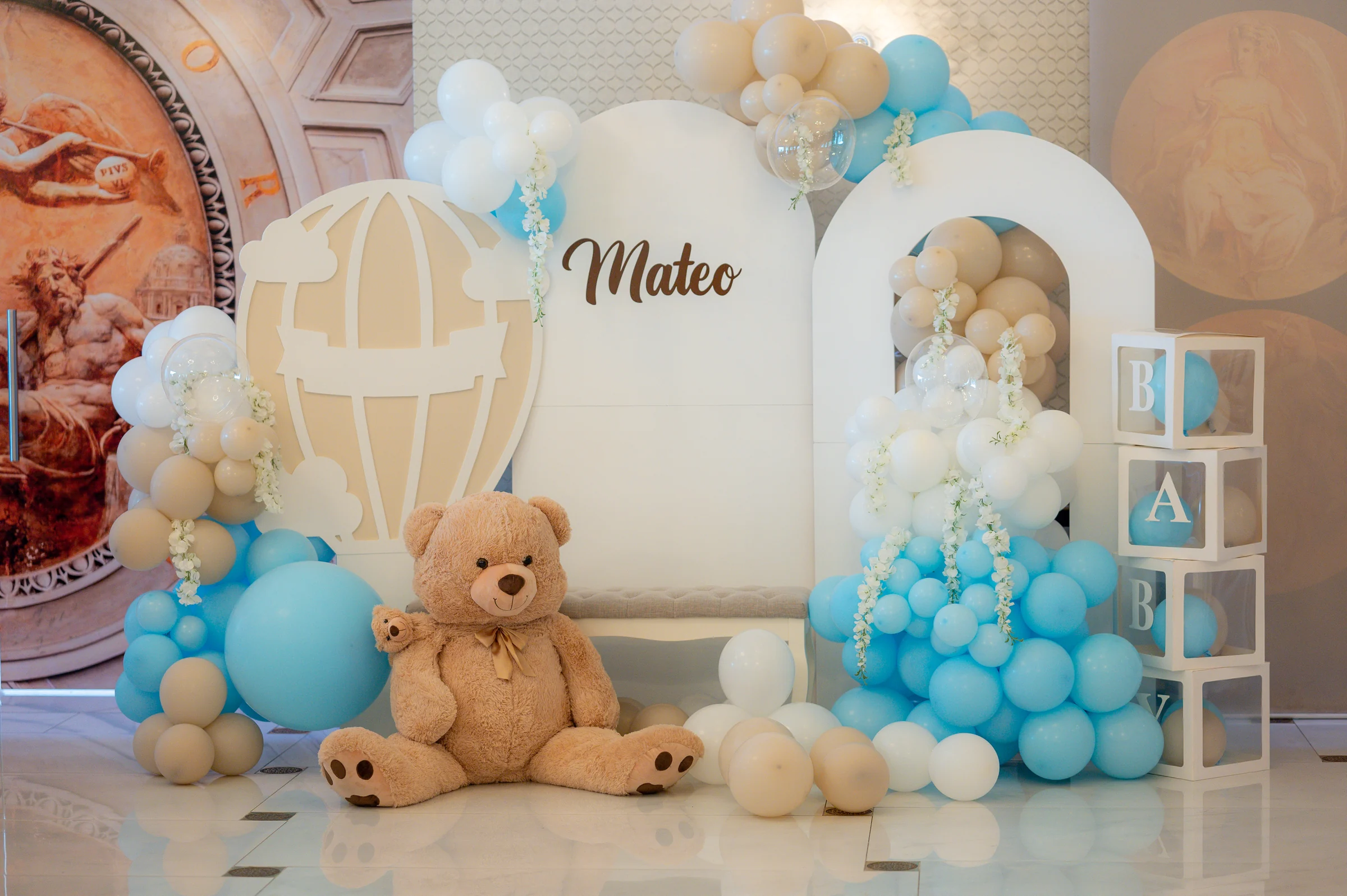 Decor balloon arch cu ursulet și baby blocks la Da Vinci Cluj — botez tematic