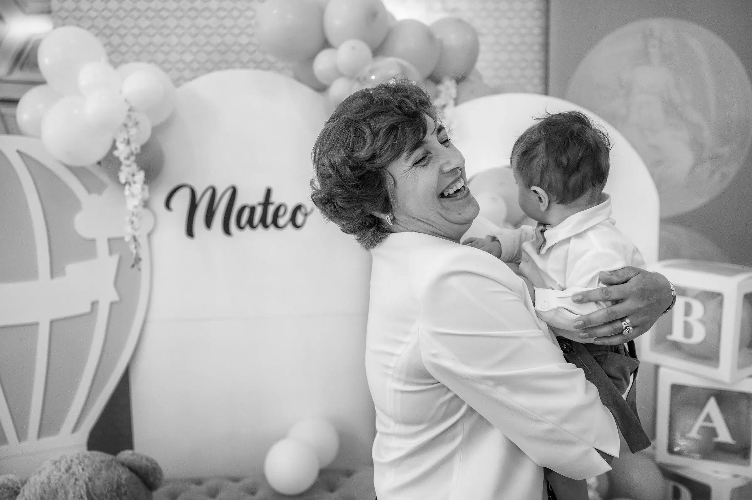 Botezul lui Mateo — botez mateo davinci cluj bw bunica mateo rasete balloon arch — fotograf botez