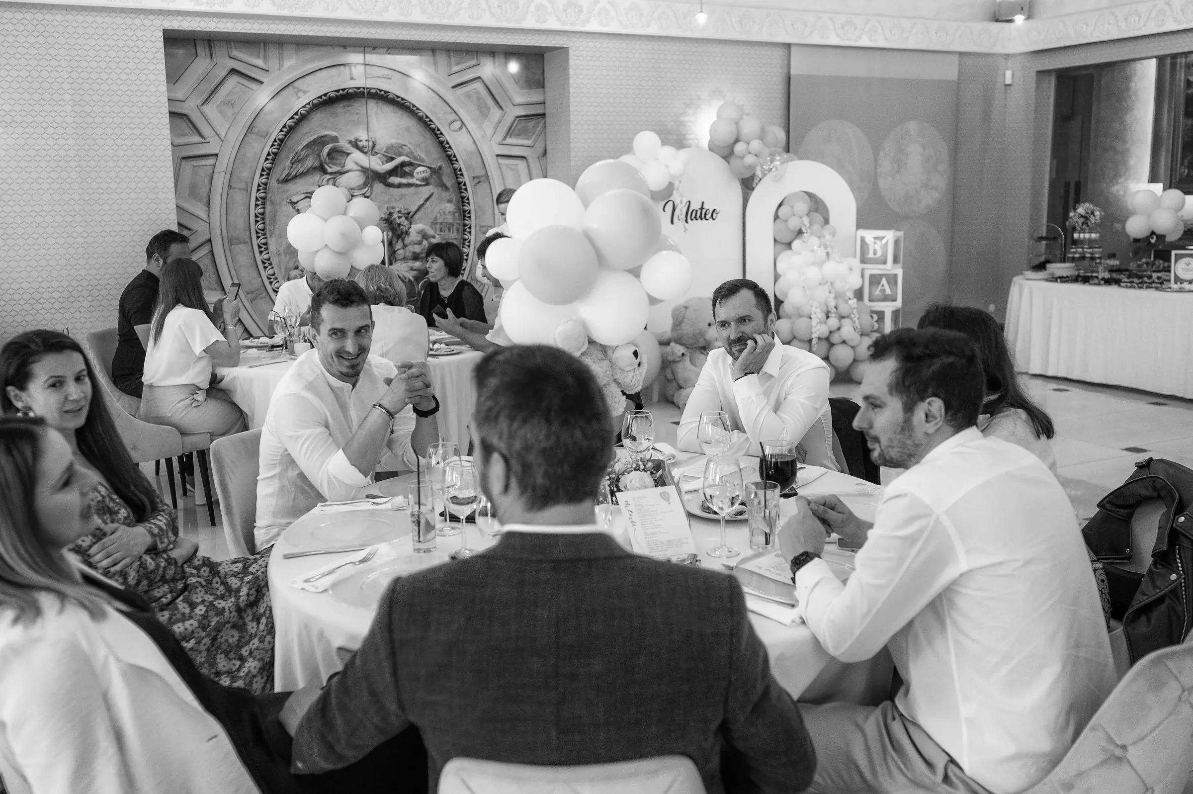 Botezul lui Mateo — botez mateo davinci cluj bw masa larga invitati balloon mateo fundal — fotograf botez
