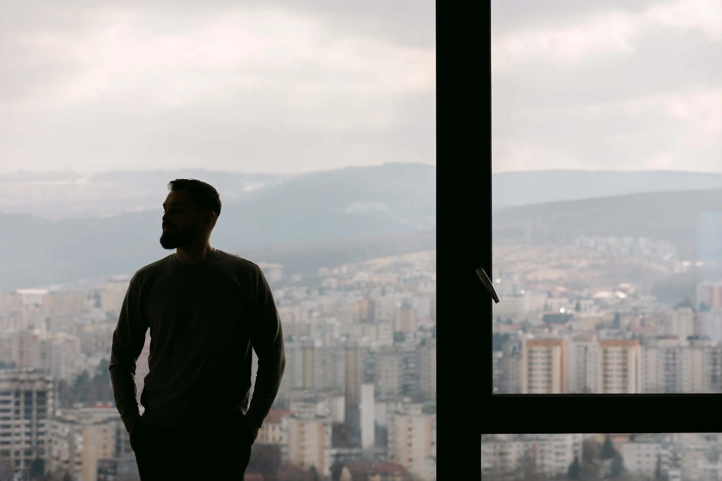 Creștinarea lui Mateo — crestinare mateo tauti tata silueta fereastra cluj napoca vedere — fotograf botez