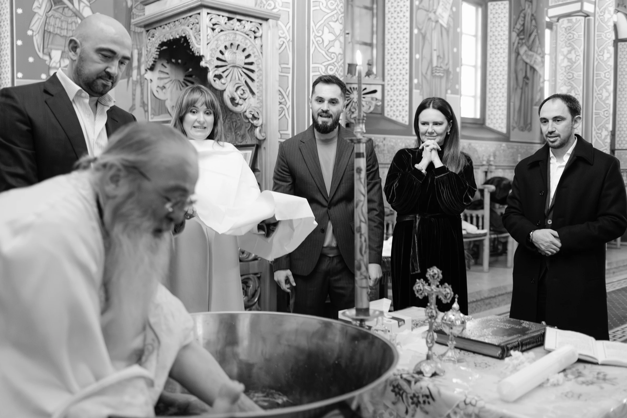 Creștinarea lui Mateo — crestinare mateo tauti bw familie cristelnita preot fresce bizantine — fotograf botez
