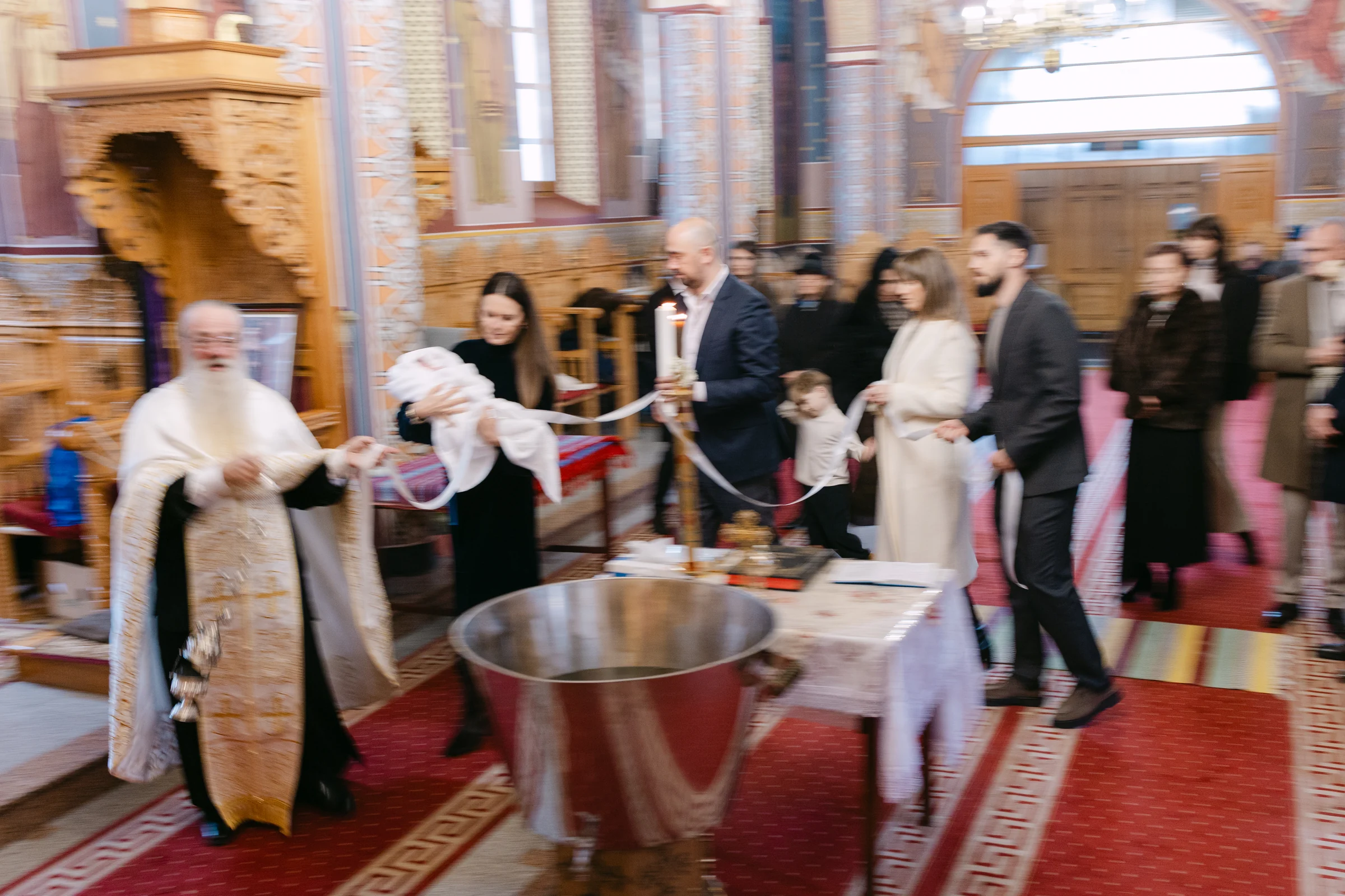 Creștinarea lui Mateo — crestinare mateo tauti procesiune cristelnita motion blur preot — fotograf botez