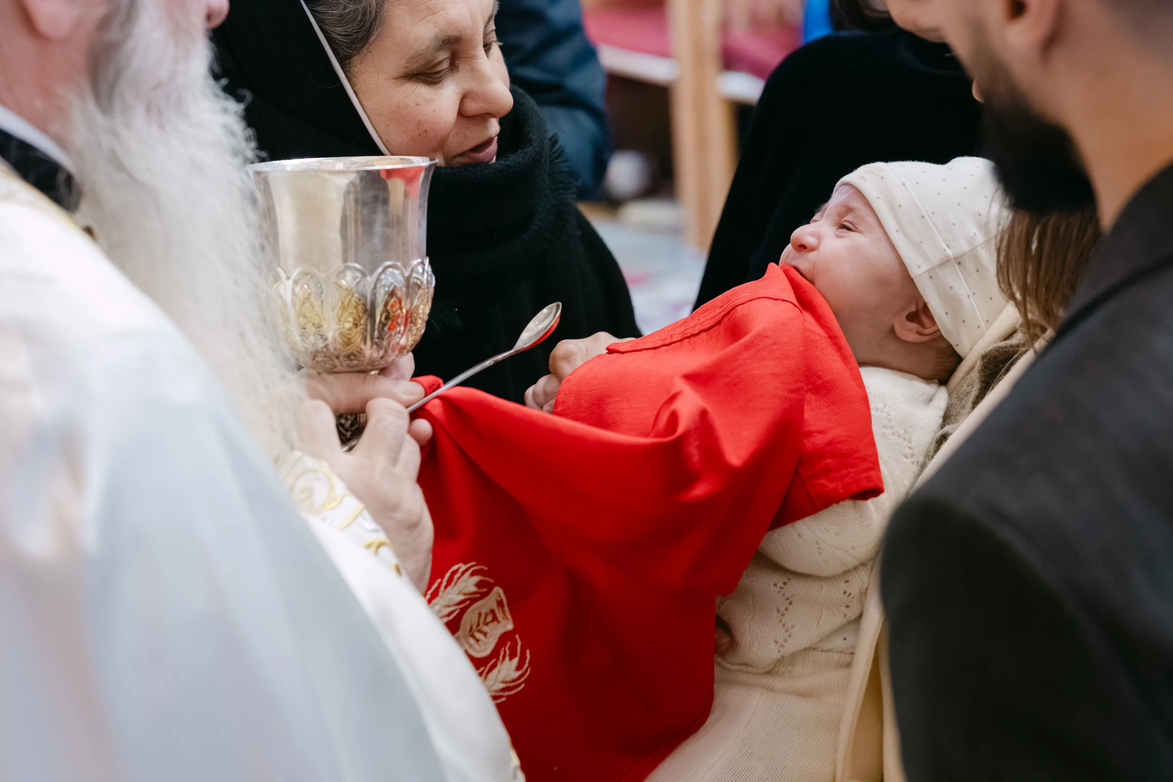 Creștinarea lui Mateo — crestinare mateo tauti mateo prosop rosu impartasanie preot cup argint — fotograf botez
