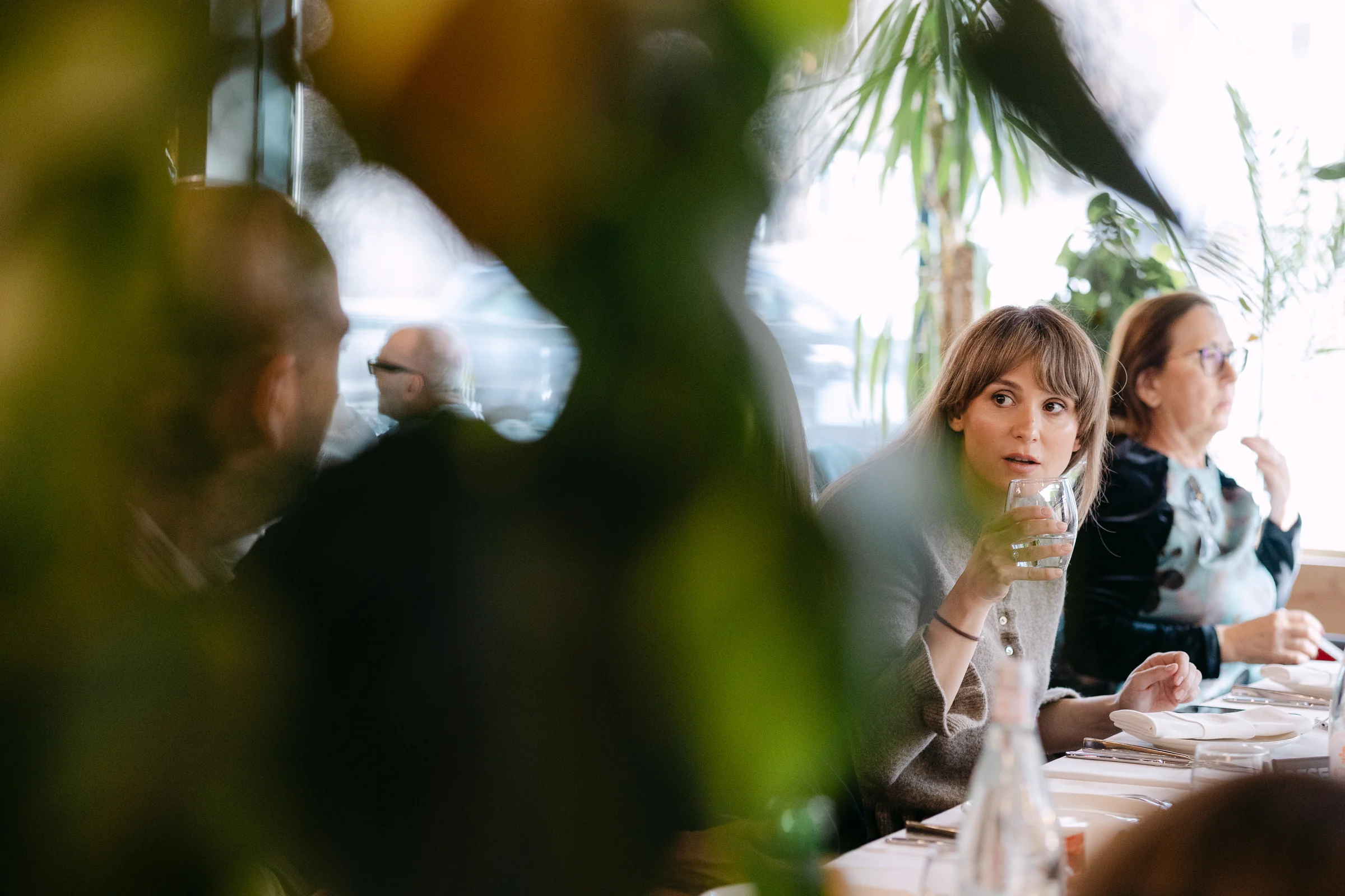 Creștinarea lui Mateo — crestinare mateo tauti restaurant mama foreground plante blur pahar — fotograf botez