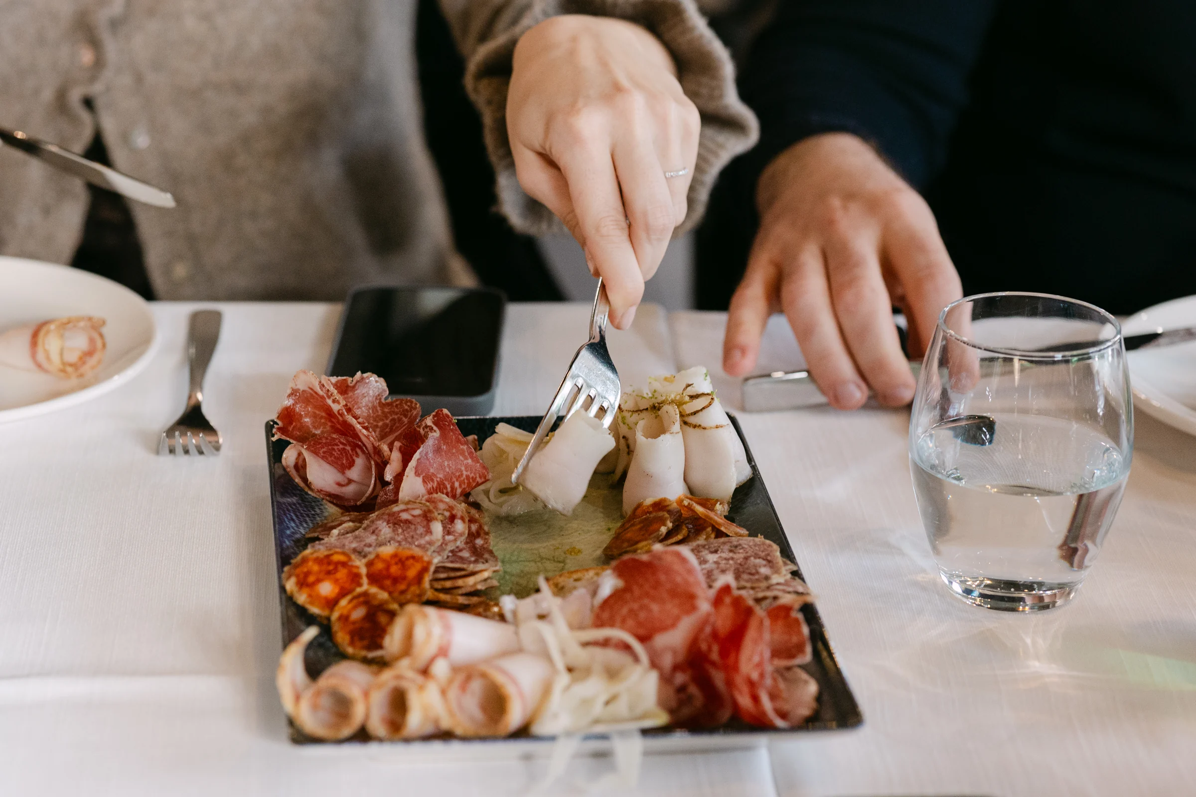Creștinarea lui Mateo — crestinare mateo tauti restaurant platou charcuterie maini detaliu mancare — fotograf botez