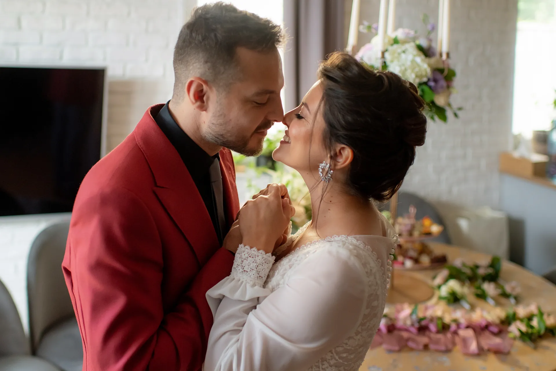 Mery & Gabriel — nunta da vinci cluj miri nose to nose embrace — fotograf nuntă
