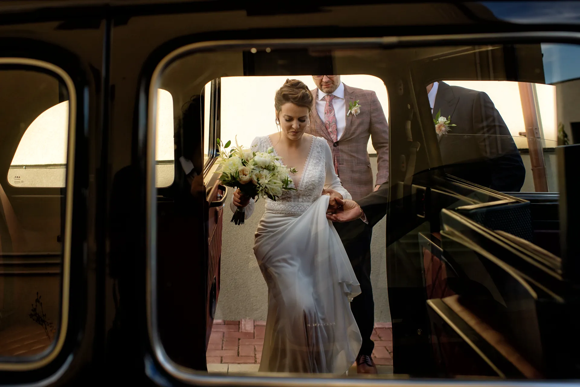 Mery & Gabriel — nunta da vinci cluj mireasa masina vintage intrare — fotograf nuntă