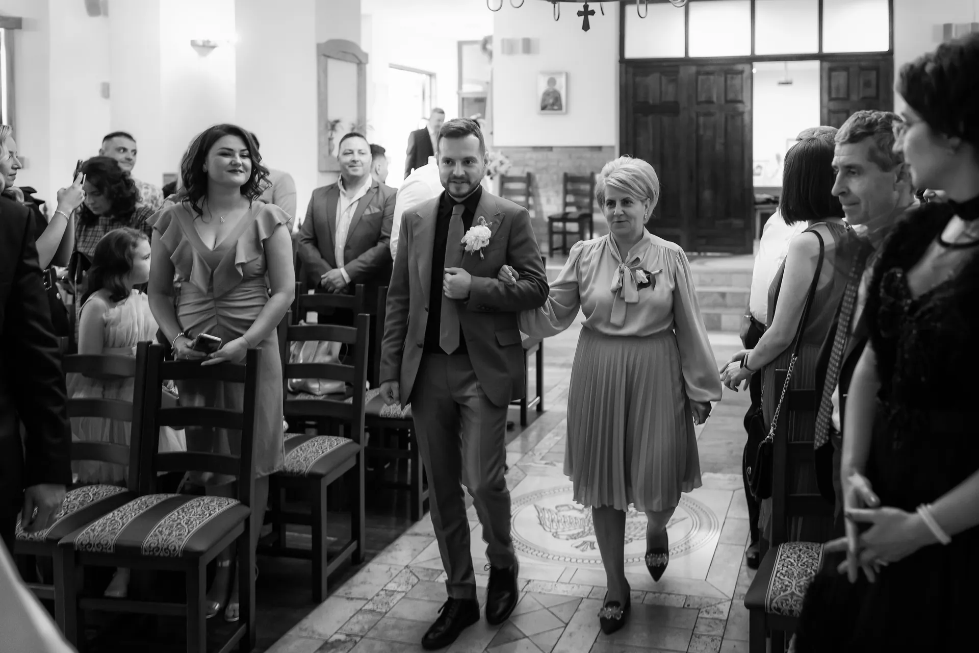 Mery & Gabriel — nunta da vinci cluj mire mama culoar biserica — fotograf nuntă
